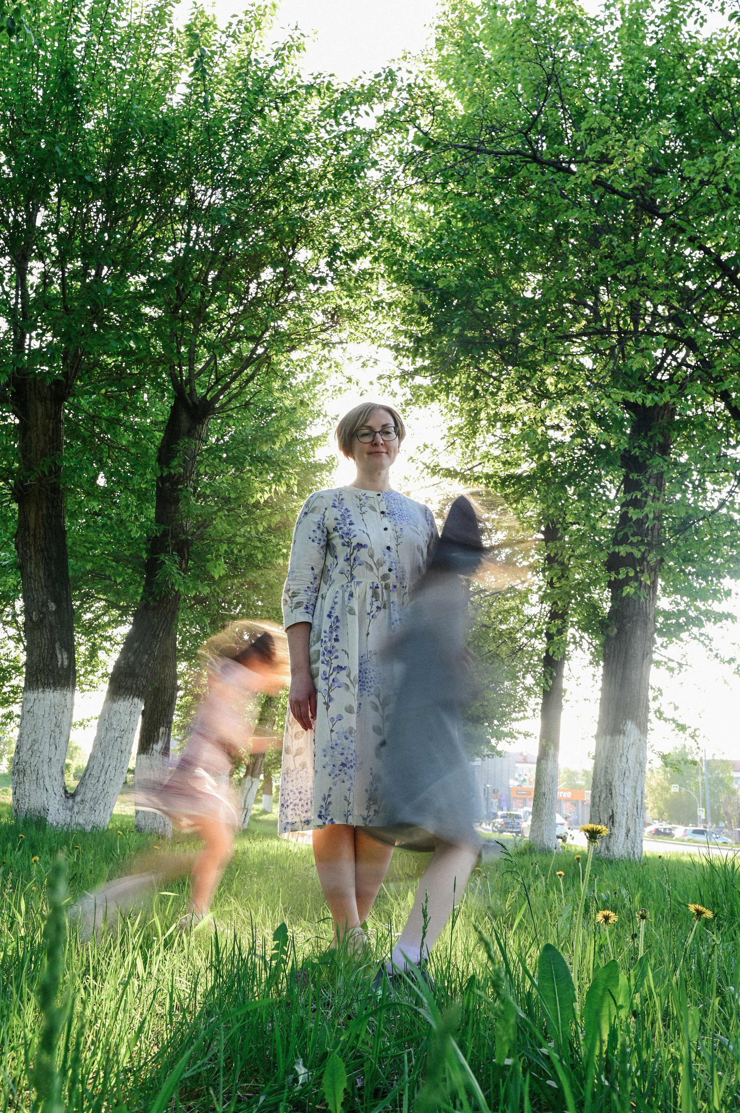 Фотосессия мамы и двух дочек в цветущих яблонях. Семейный свадебный фотограф Екатеринбург Первоуральск Шарнина Алёна