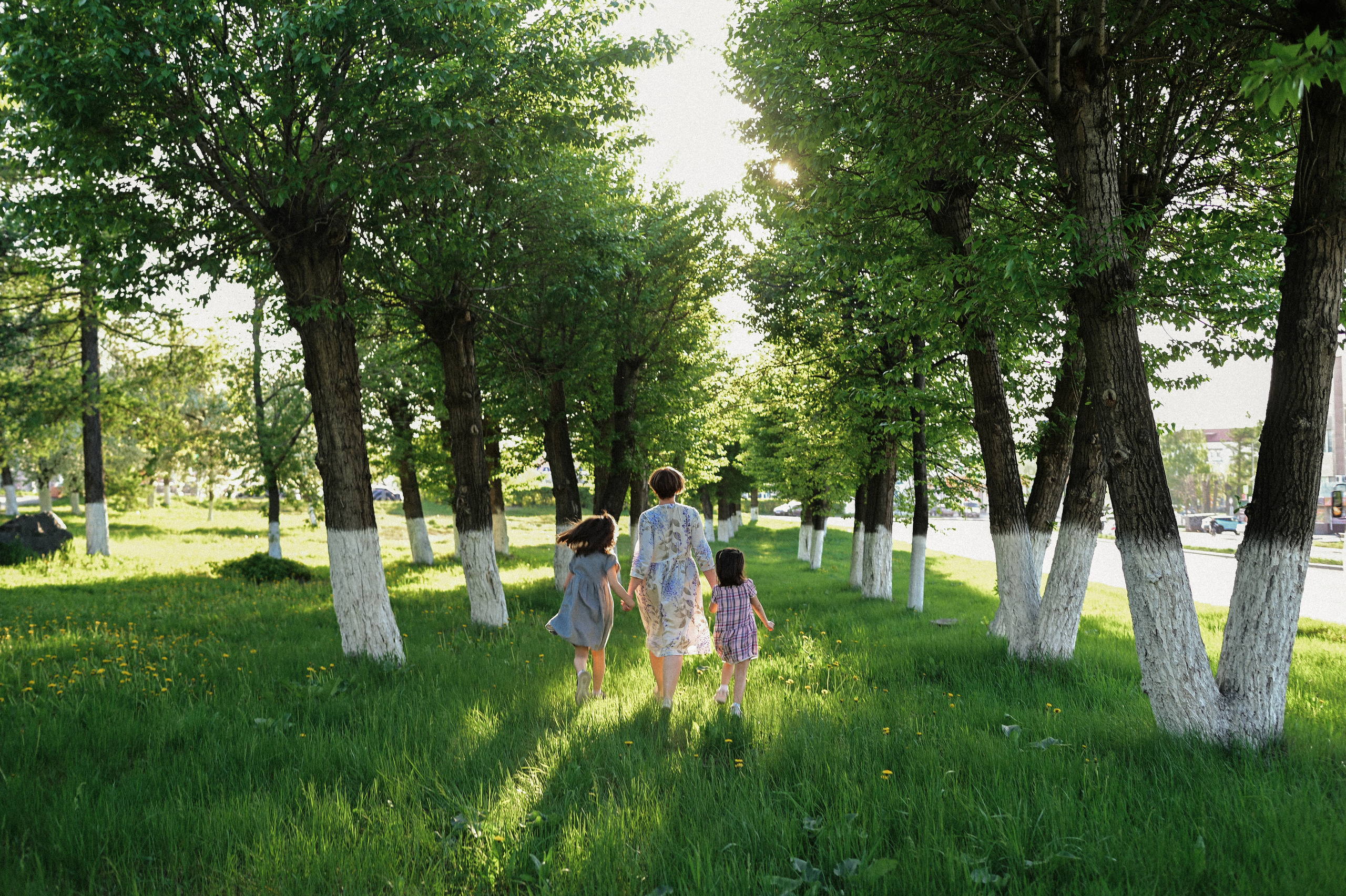 Фотосессия мамы и двух дочек в цветущих яблонях. Семейный свадебный фотограф Екатеринбург Первоуральск Шарнина Алёна