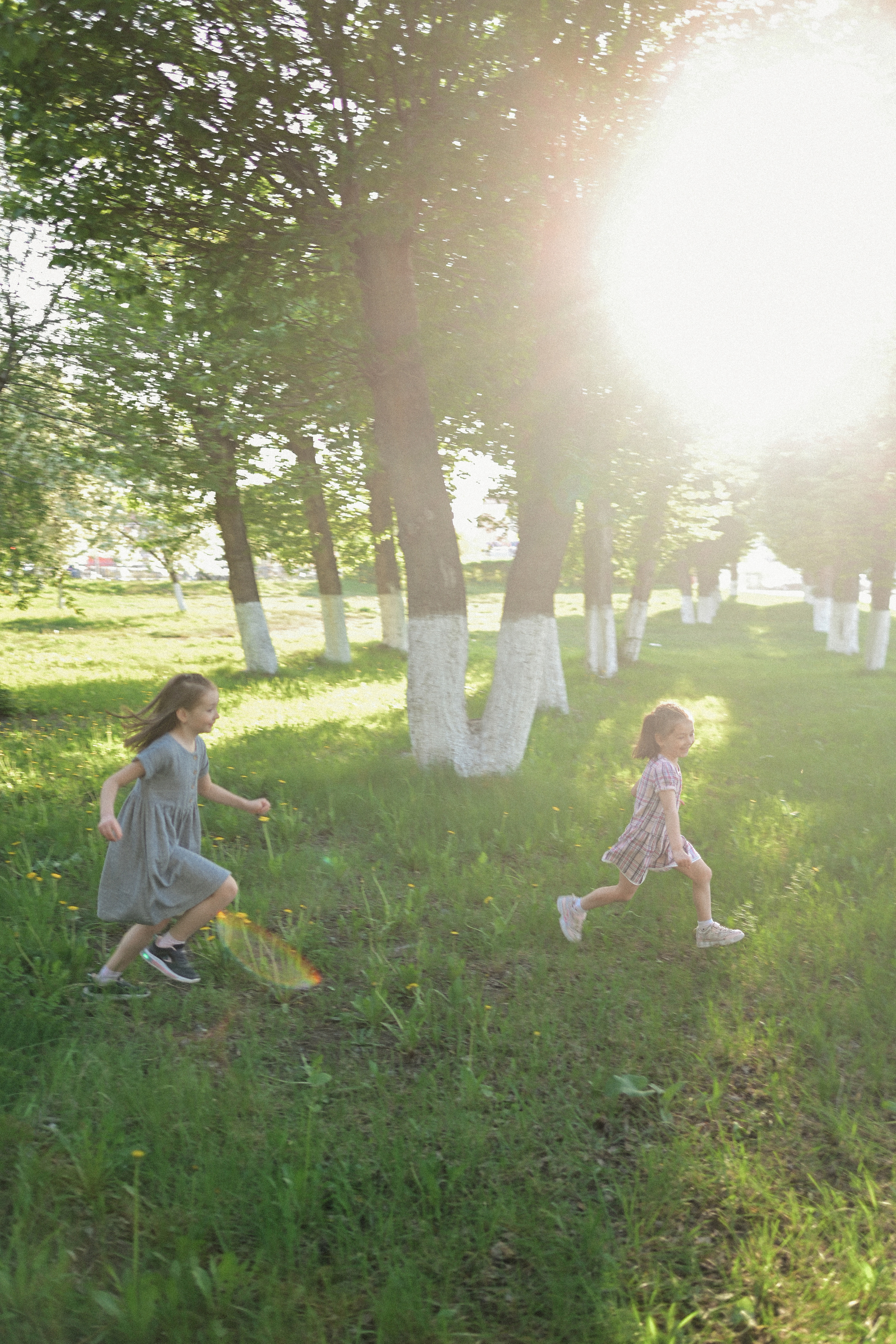 Фотосессия мамы и двух дочек в цветущих яблонях. Семейный свадебный фотограф Екатеринбург Первоуральск Шарнина Алёна