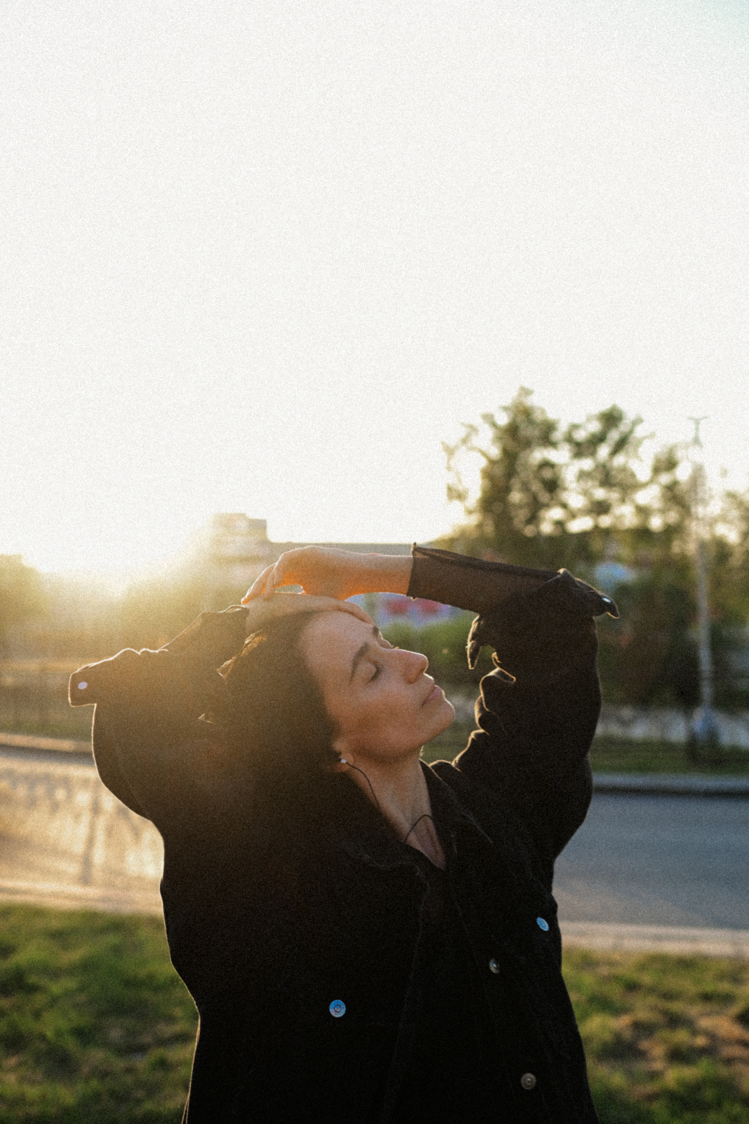 Портретная фотосессия с цветущими деревьями. Семейный свадебный фотограф Екатеринбург Первоуральск Шарнина Алёна