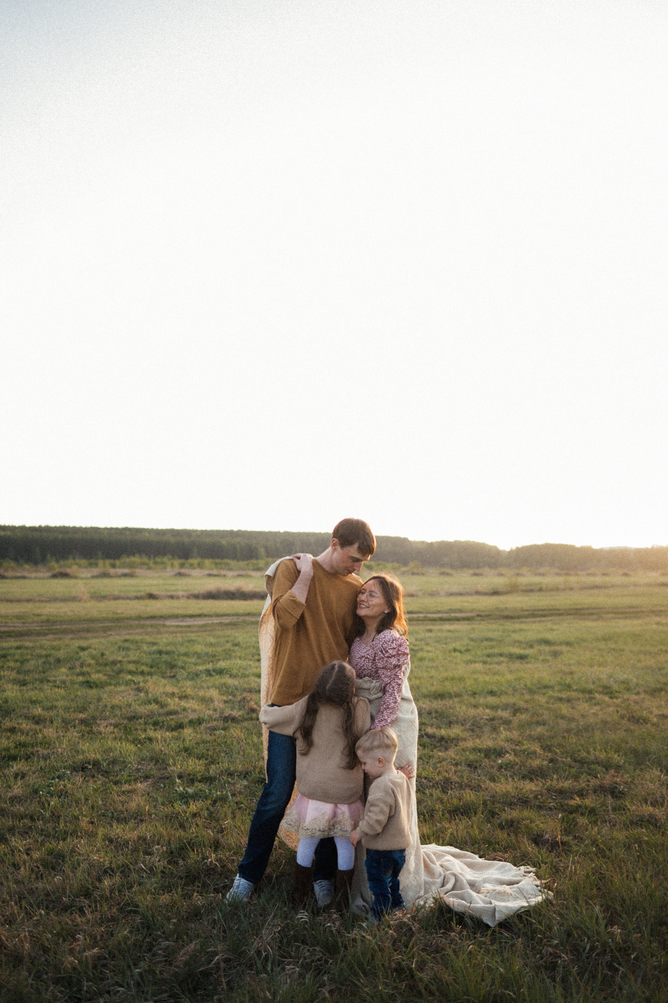 Семейная фотосессия на поле. Семейный свадебный фотограф Екатеринбург Первоуральск Шарнина Алёна