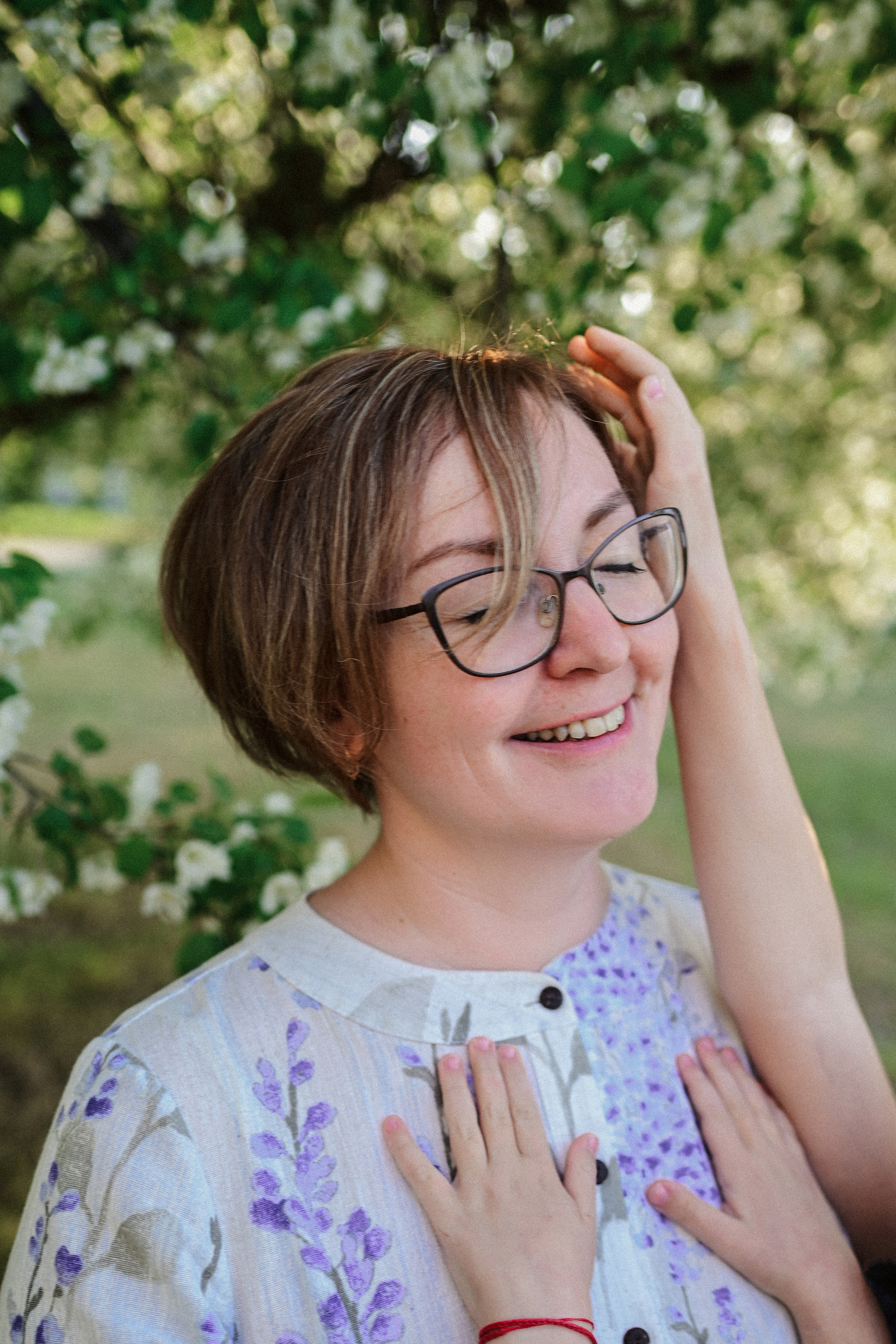 Фотосессия мамы и двух дочек в цветущих яблонях. Семейный свадебный фотограф Екатеринбург Первоуральск Шарнина Алёна