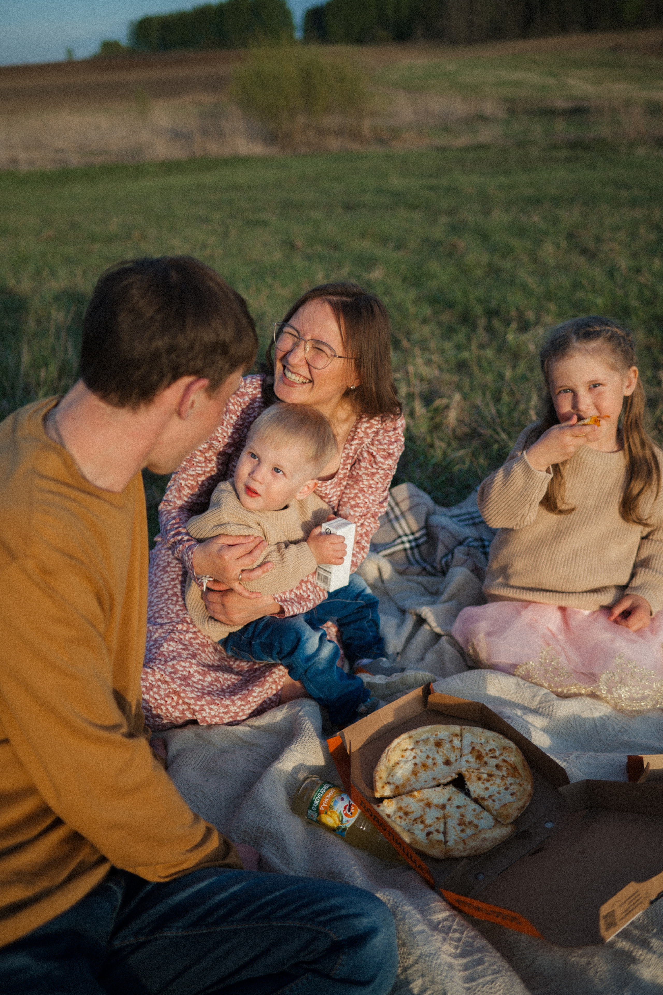 Семейная фотосессия на поле. Семейный свадебный фотограф Екатеринбург Первоуральск Шарнина Алёна