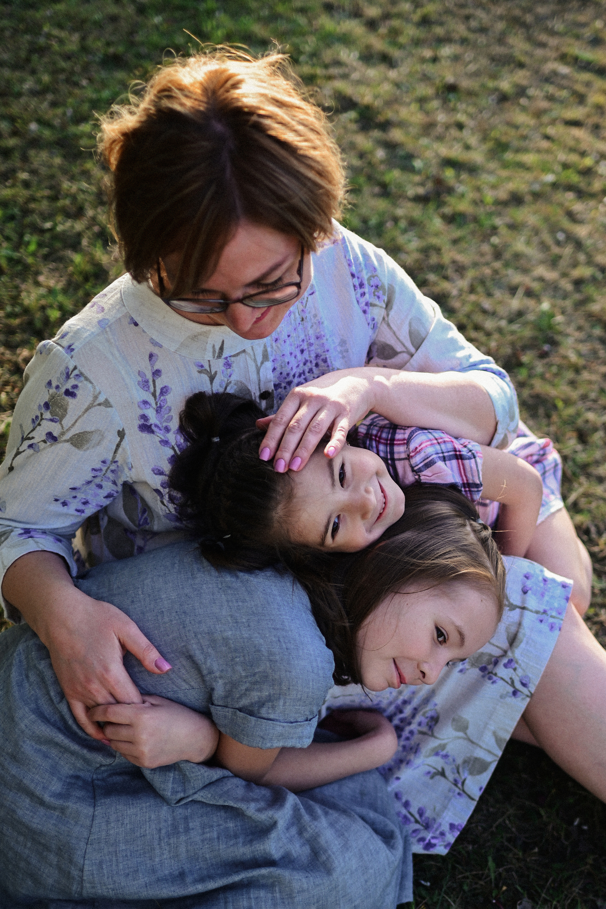 Фотосессия мамы и двух дочек в цветущих яблонях. Семейный свадебный фотограф Екатеринбург Первоуральск Шарнина Алёна