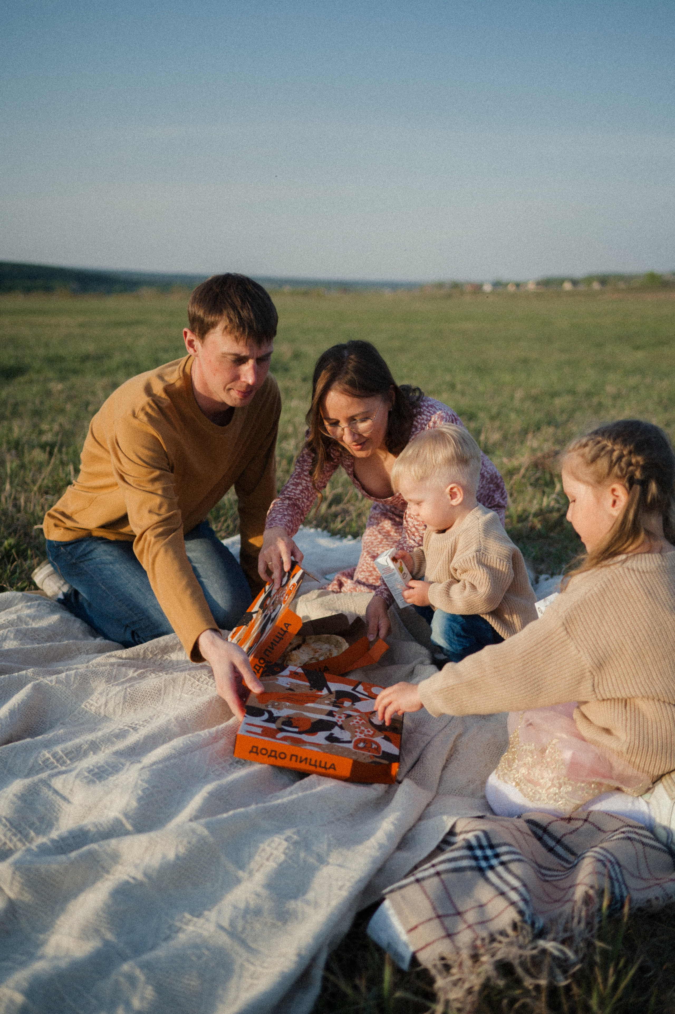 Семейная фотосессия на поле. Семейный свадебный фотограф Екатеринбург Первоуральск Шарнина Алёна