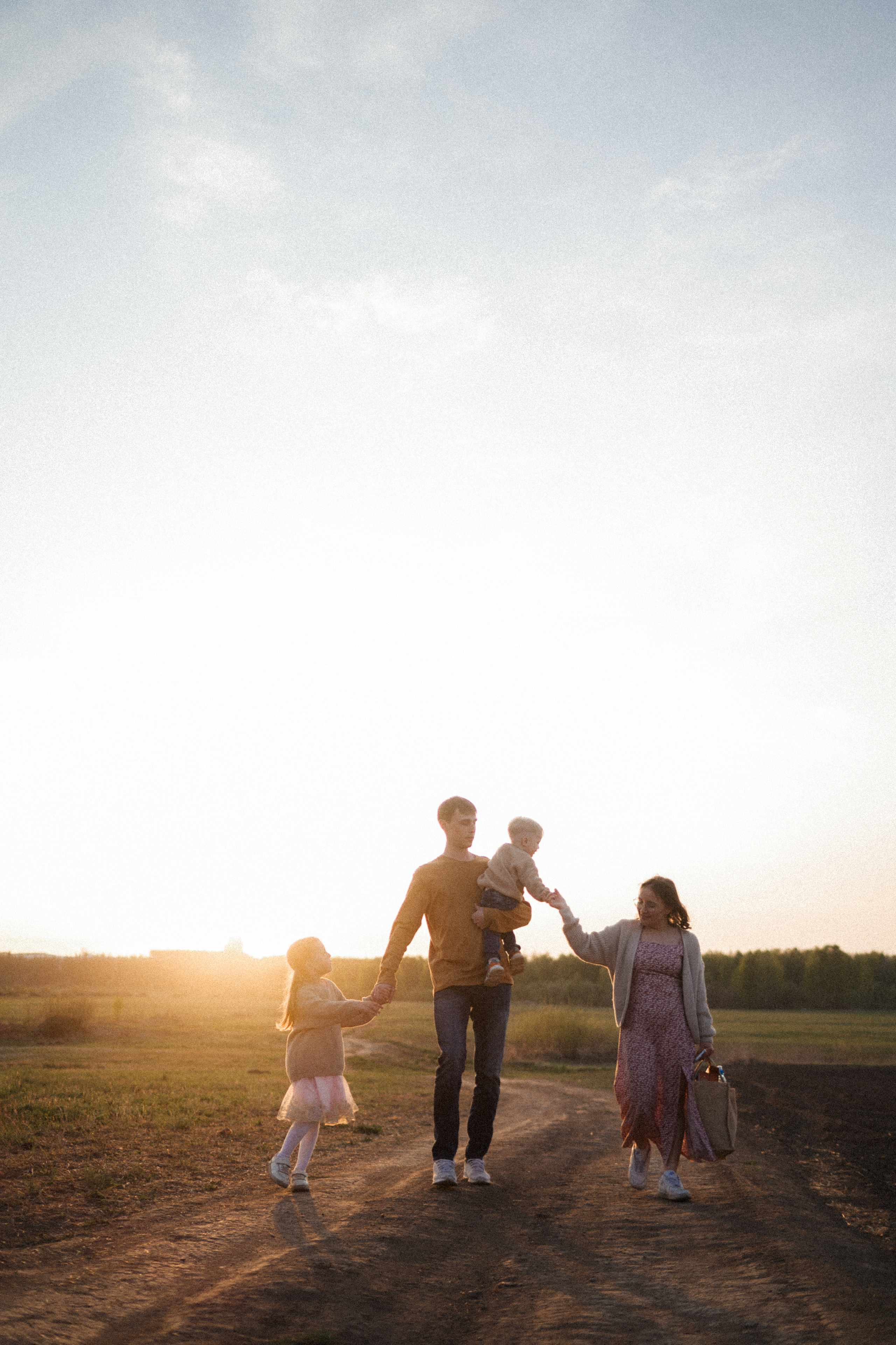 Семейная фотосессия на поле. Семейный свадебный фотограф Екатеринбург Первоуральск Шарнина Алёна