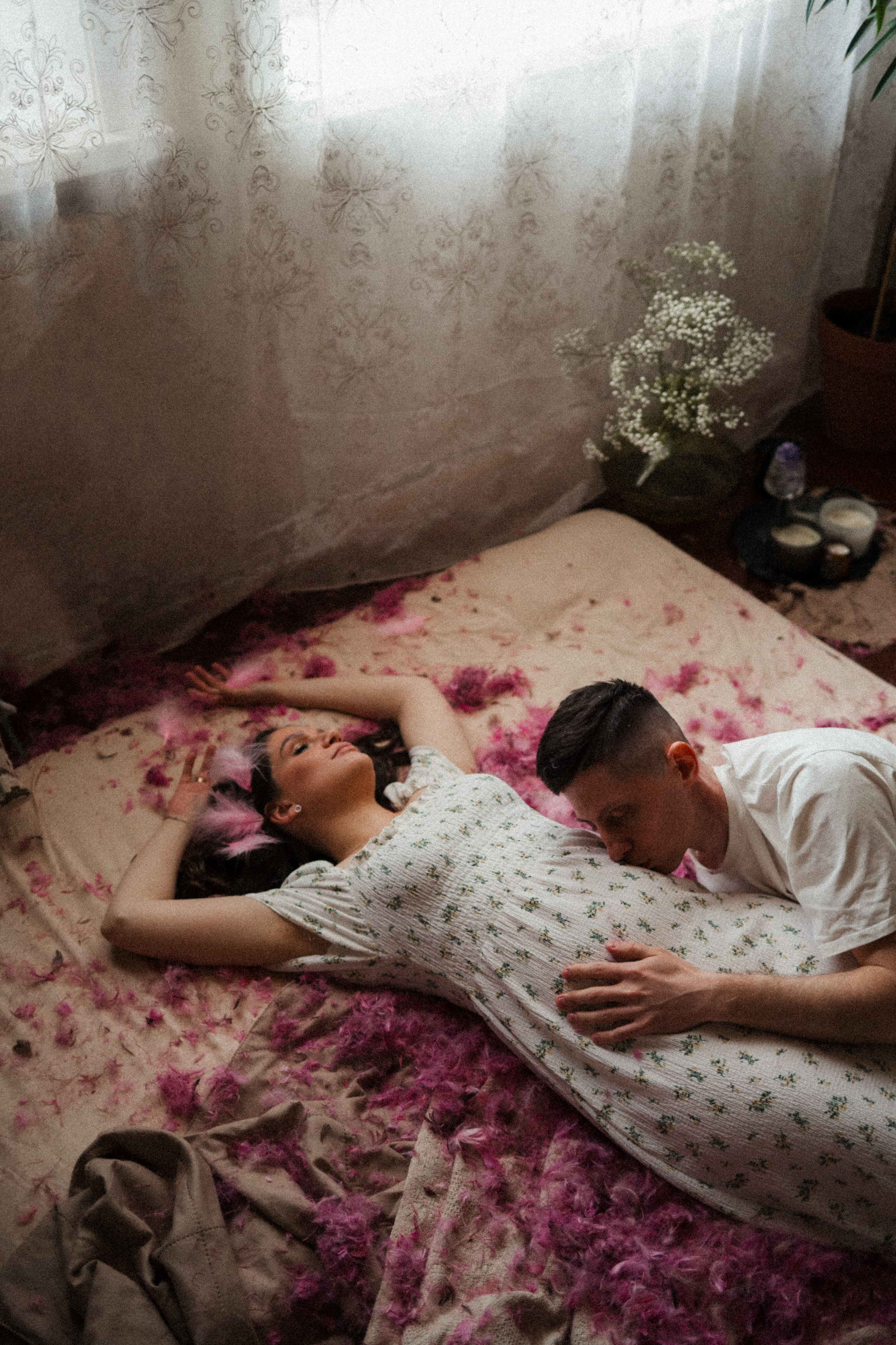 Фотосессия влюбленных в маленькой квартирке. Семейный свадебный фотограф Екатеринбург Первоуральск Шарнина Алёна