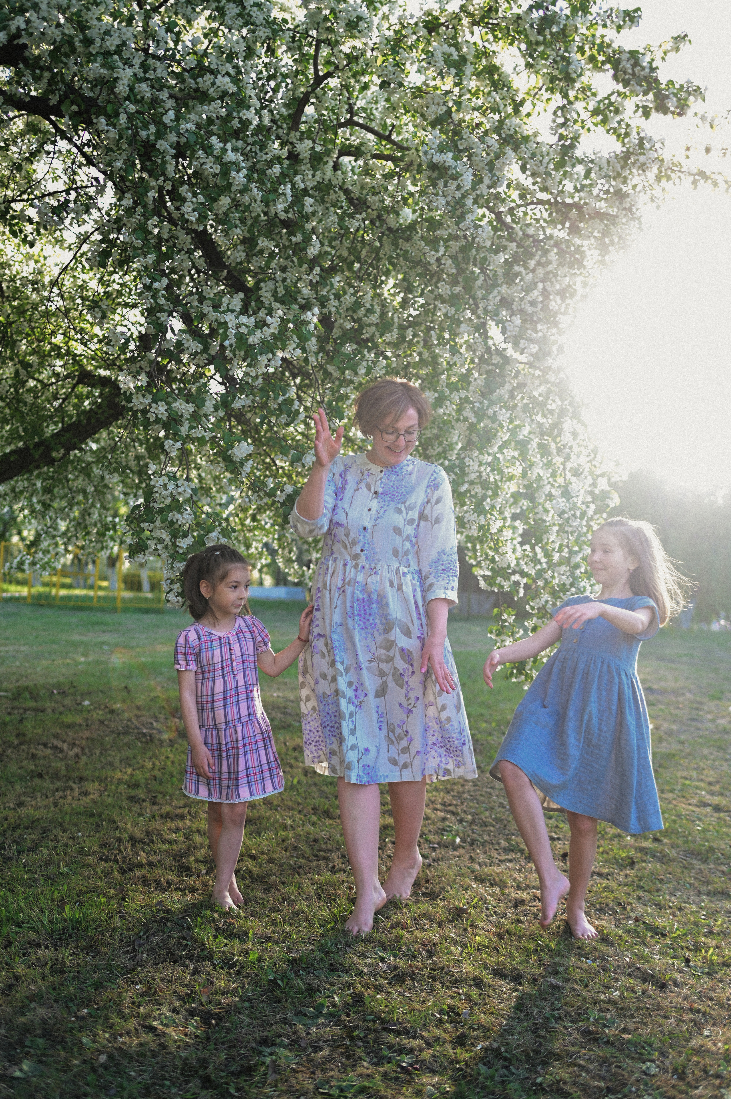 Фотосессия мамы и двух дочек в цветущих яблонях. Семейный свадебный фотограф Екатеринбург Первоуральск Шарнина Алёна