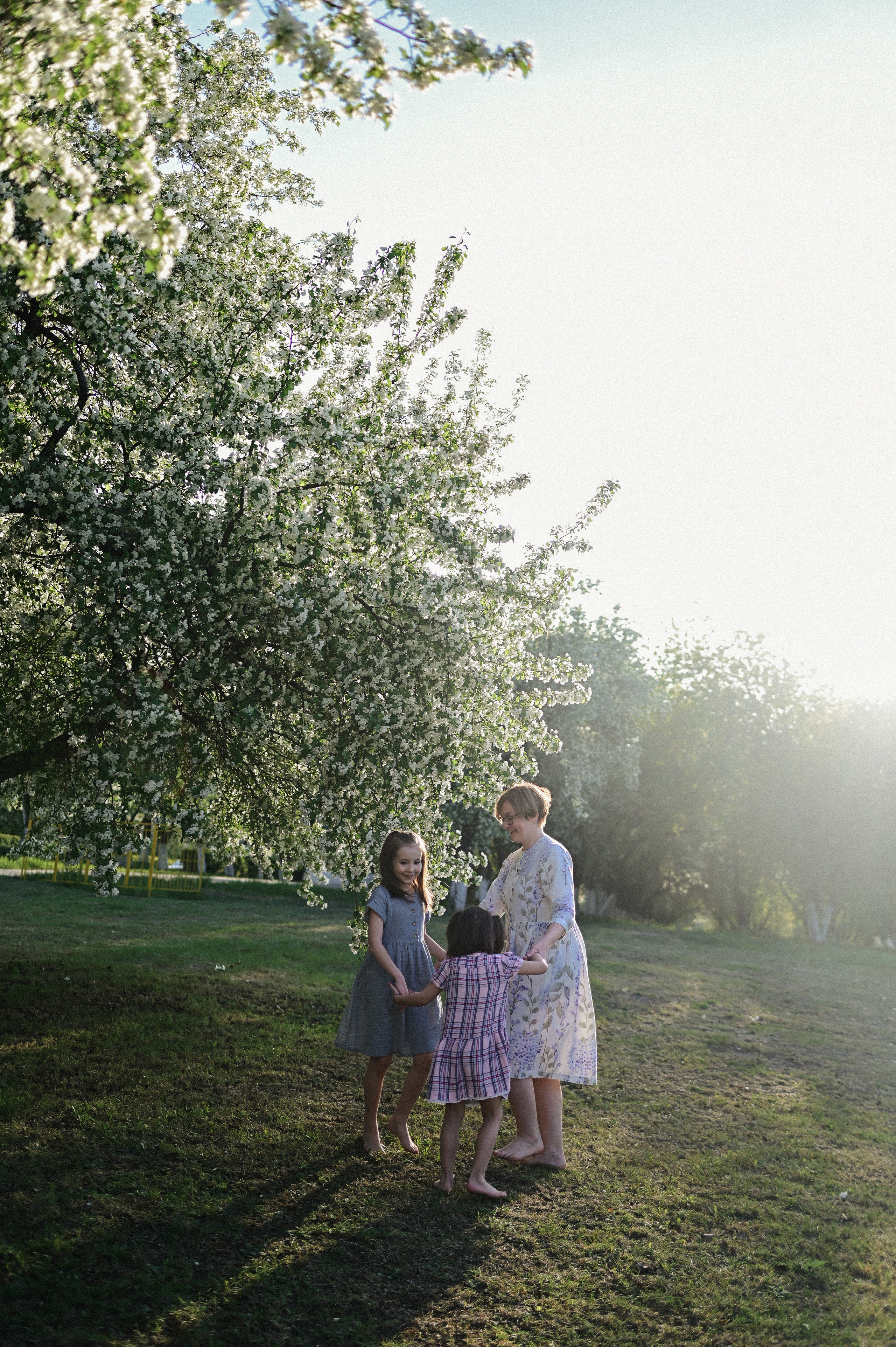 Фотосессия мамы и двух дочек в цветущих яблонях. Семейный свадебный фотограф Екатеринбург Первоуральск Шарнина Алёна