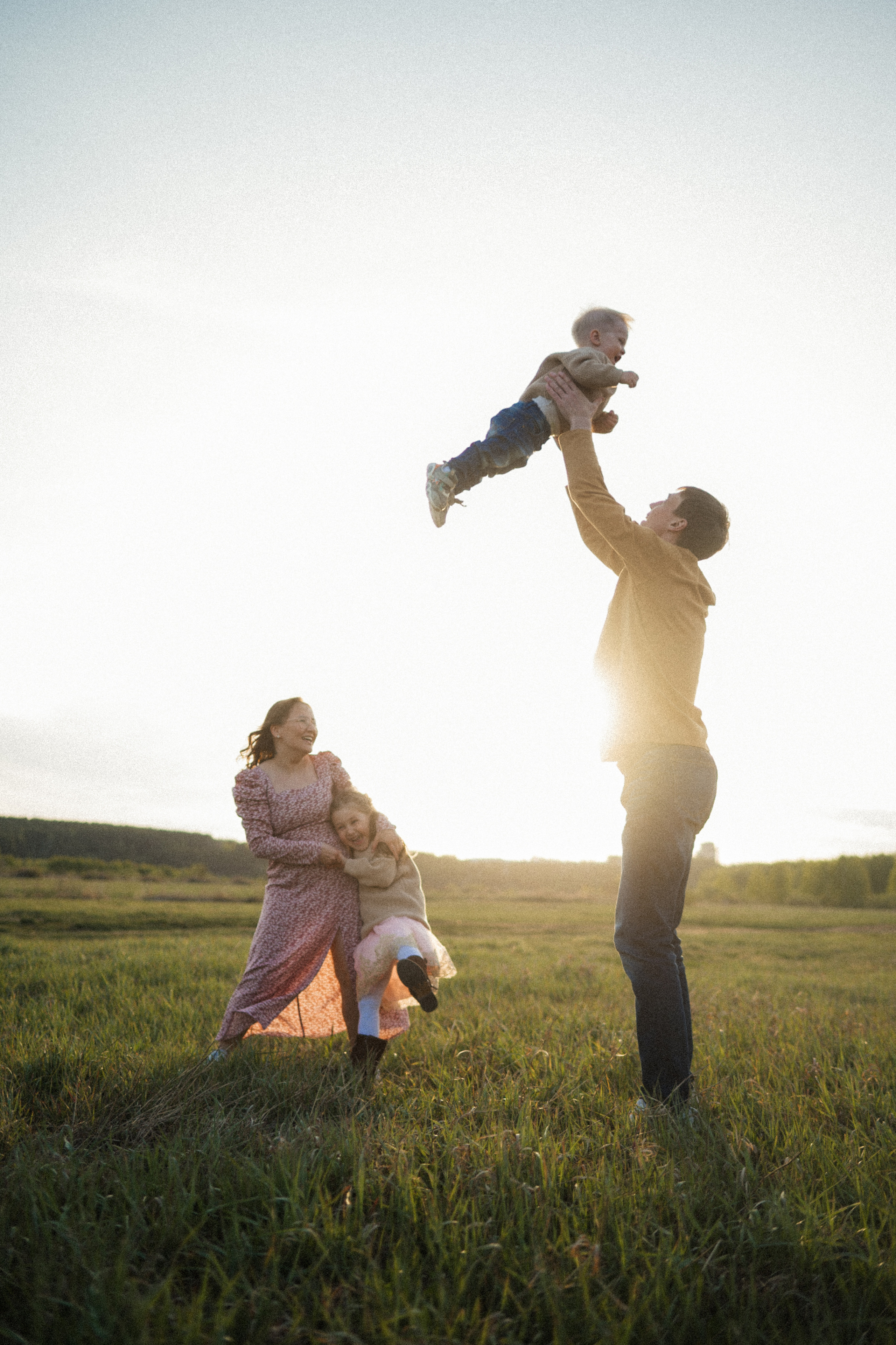 Семейная фотосессия на поле. Семейный свадебный фотограф Екатеринбург Первоуральск Шарнина Алёна