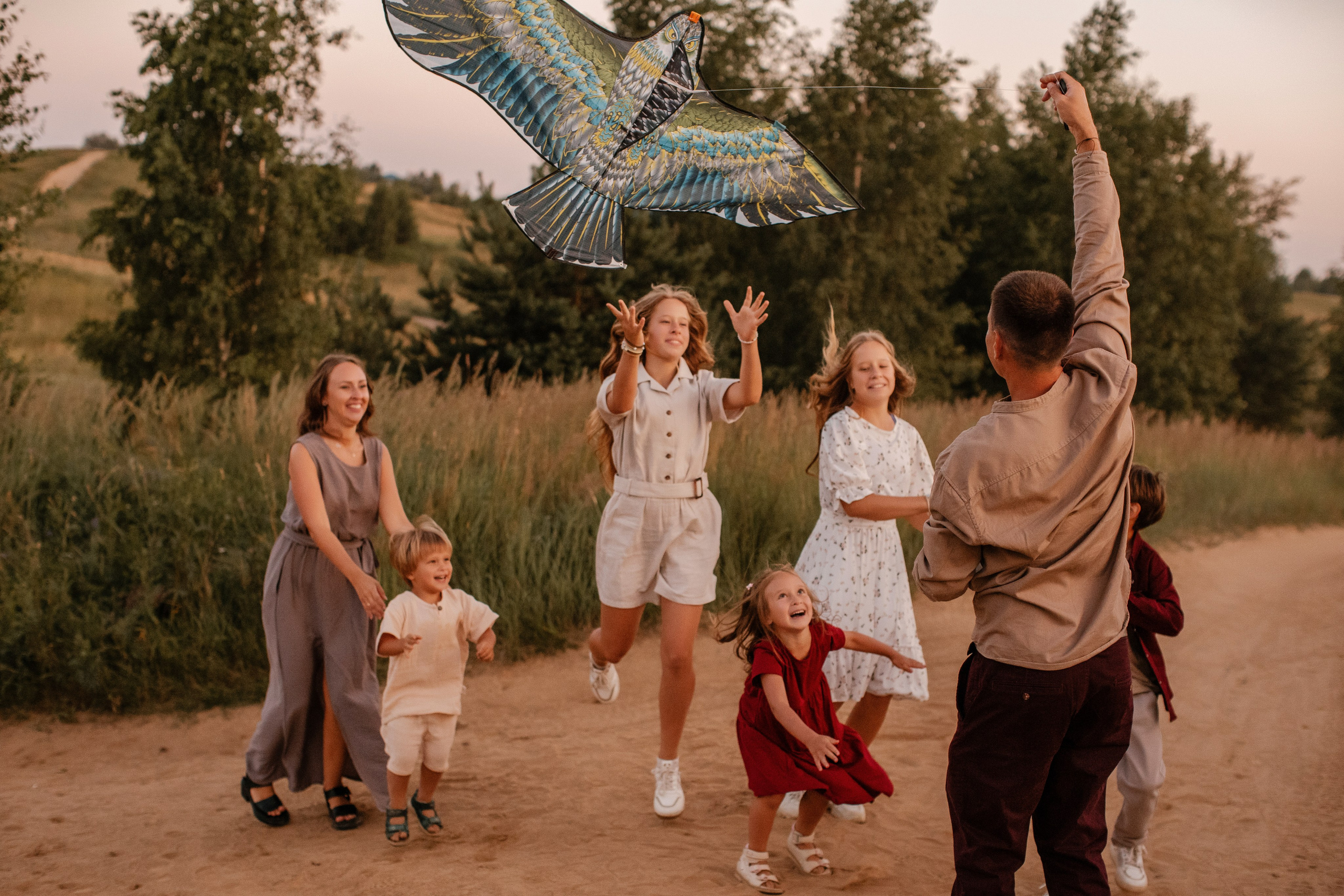 Фотосессия большой семьи в поле