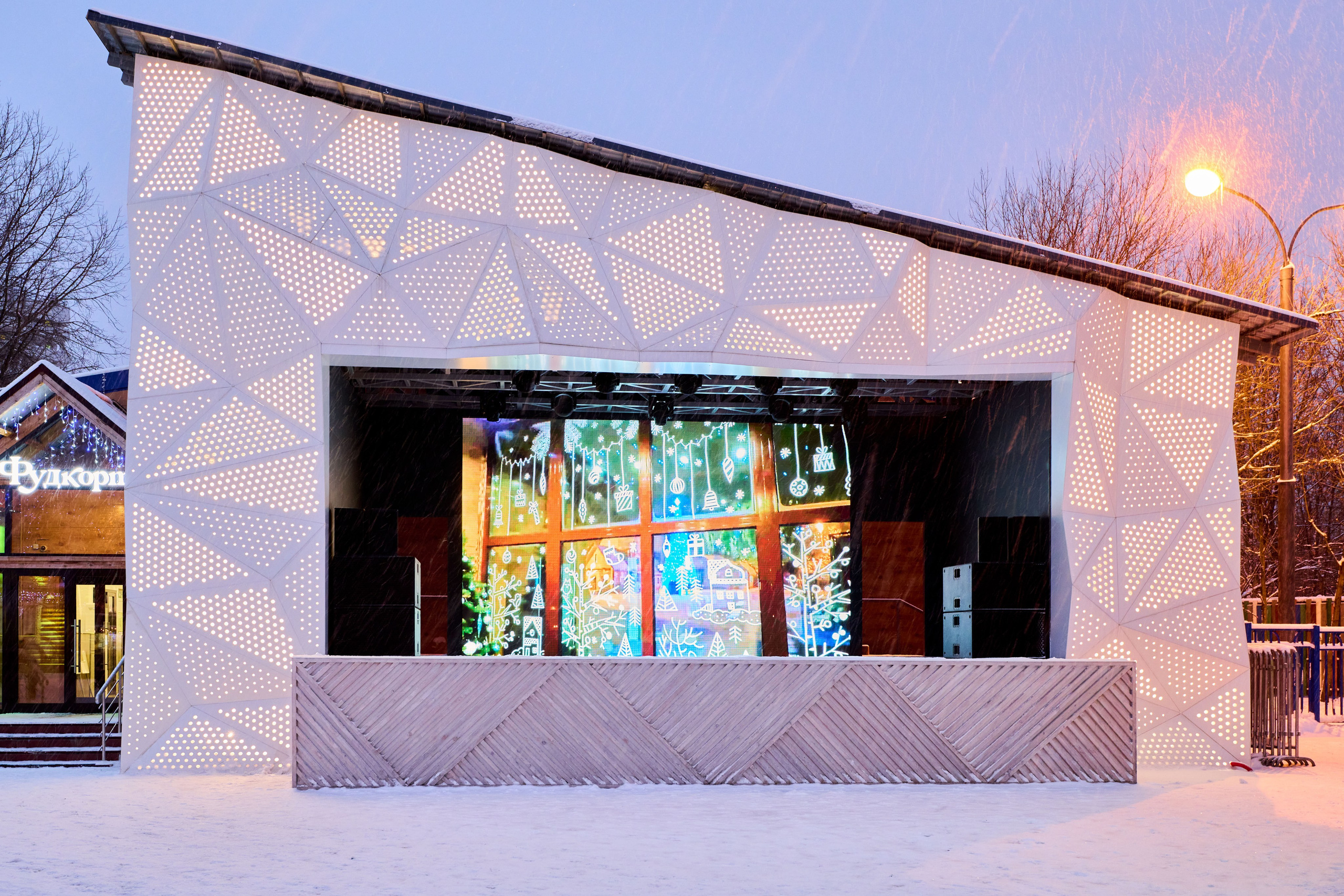 Терема Усадьбы Деда Мороза вечером. Никита Хохловский фото и видео продакшн