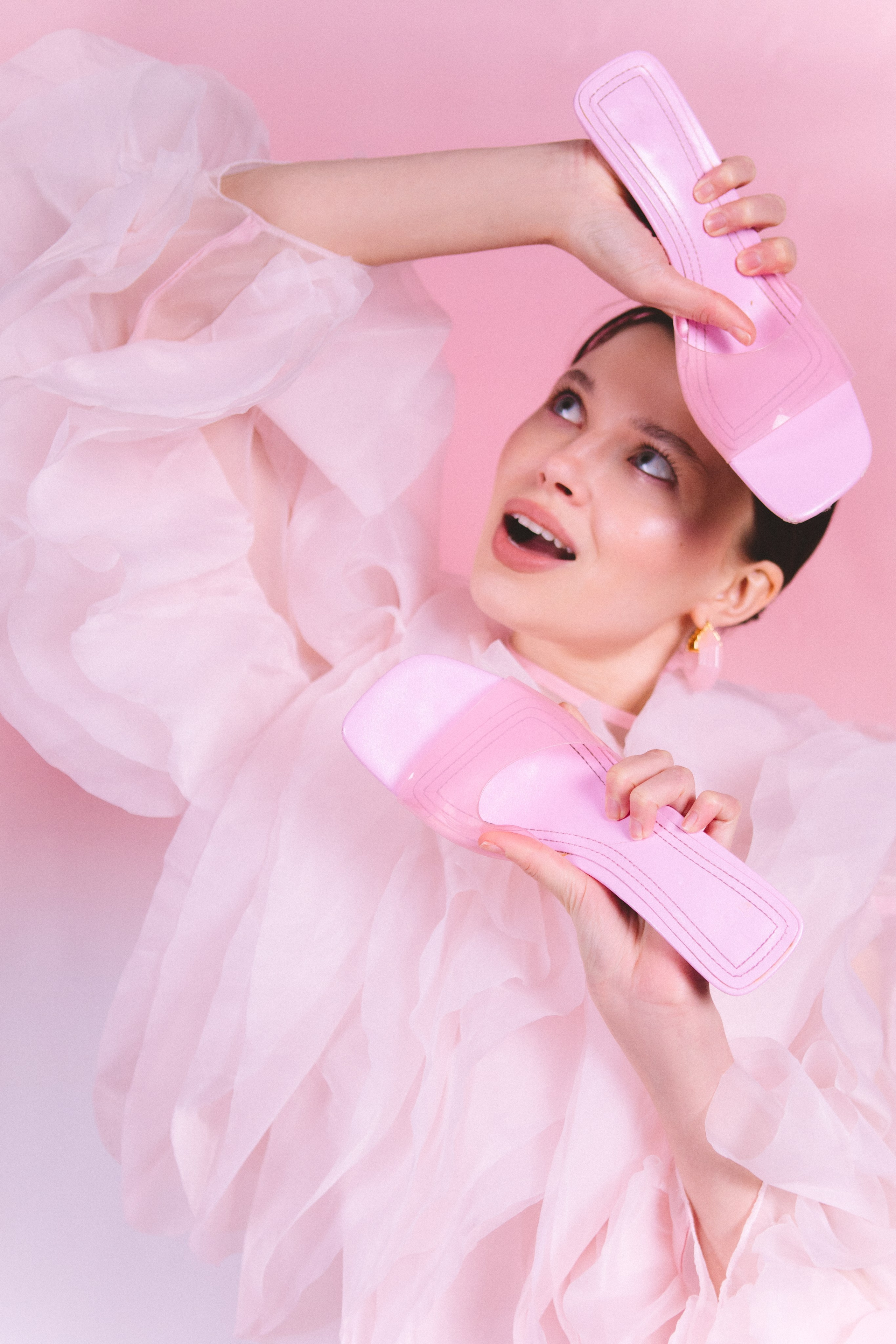Регина. Фотосессия на розовом фоне. Фотограф в Москве Ольга Сатони