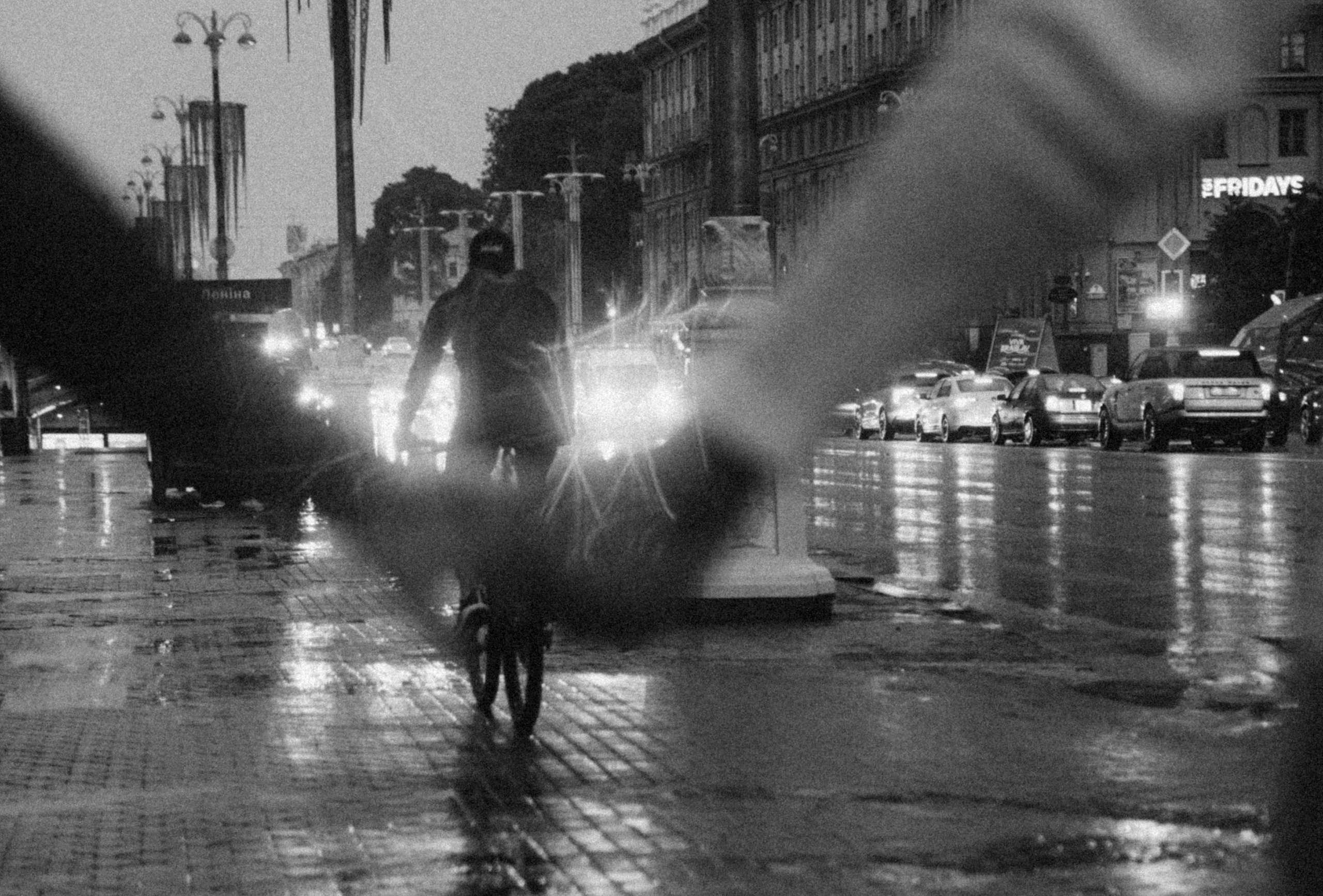 In the rain. Свадебный фотограф Минск