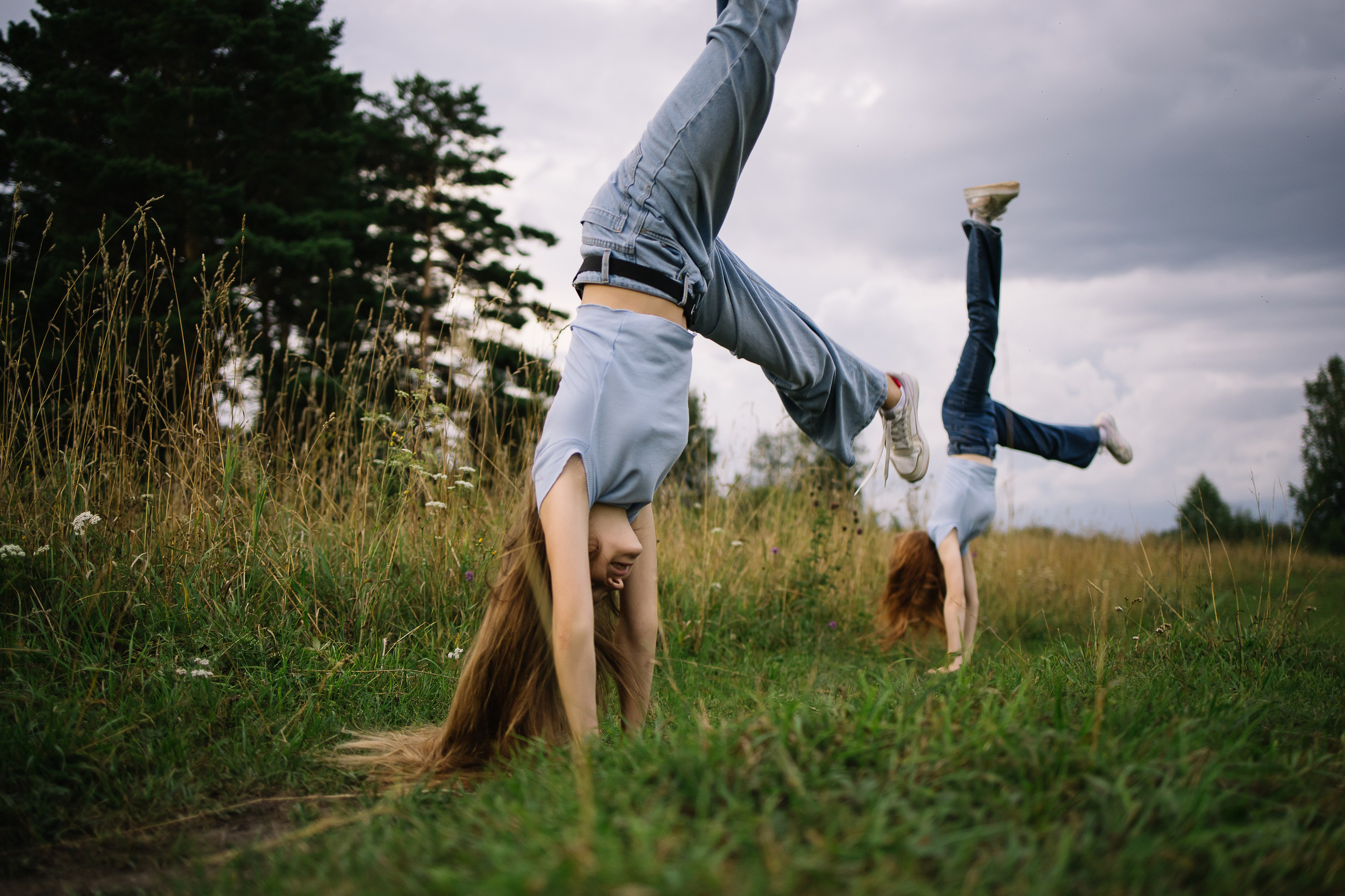 Фотосессия с сестрой загородом в поле. Семейный фотограф в Томске Максимова Екатерина