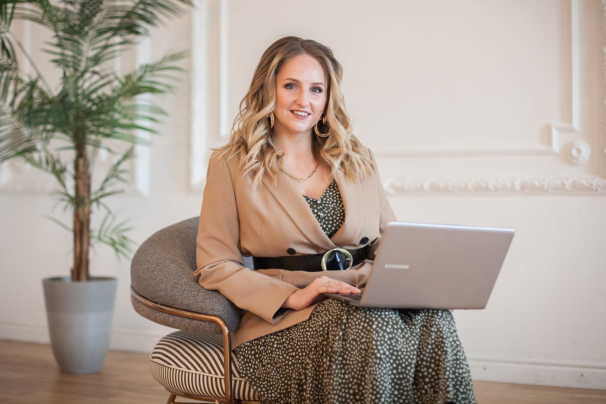business-portrait-of-woman-in-modern-studio-interior-saint-petersburg