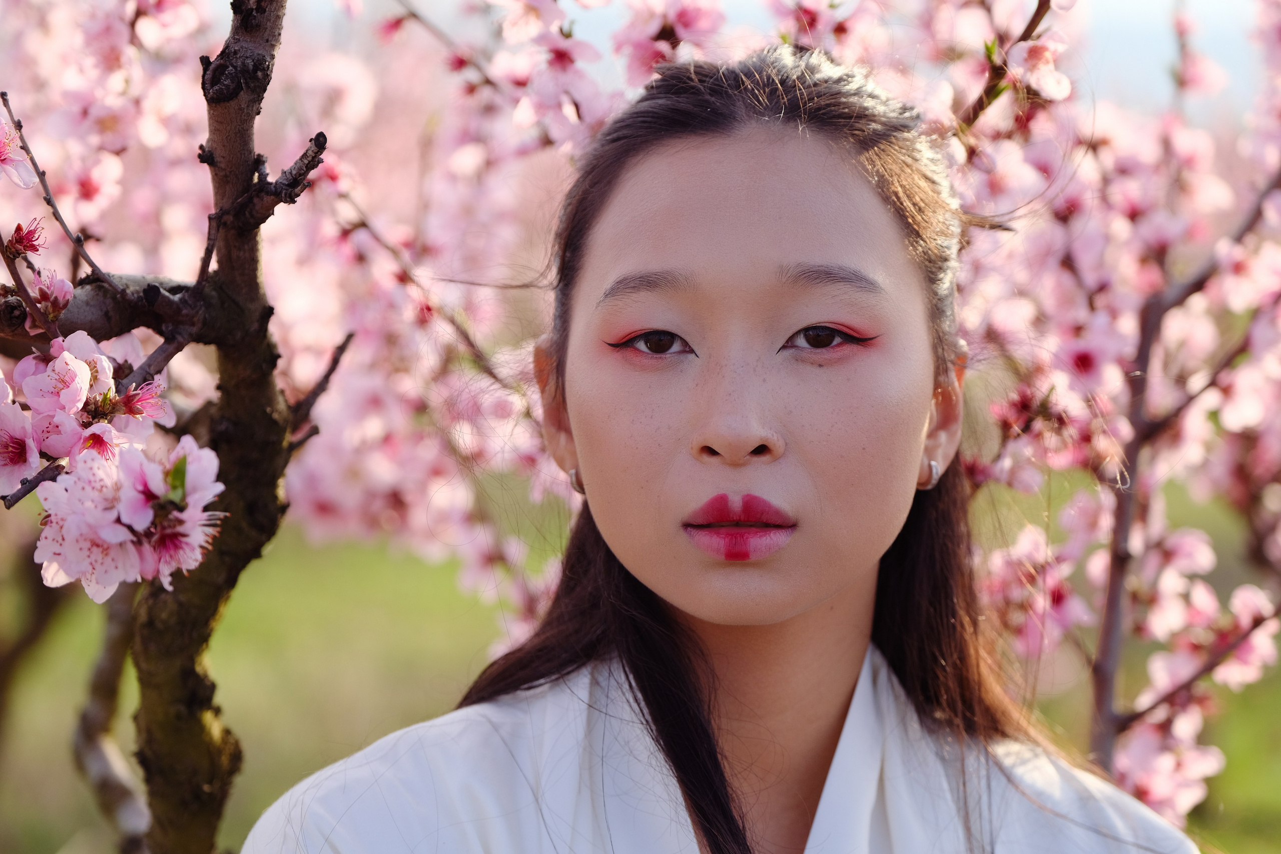 Фото в цветущих персиковых садах. Профессиональная фотосъемка в Крыму. Натуральные эмоции и живые кадры. Забронируйте дату прямо сейчас!