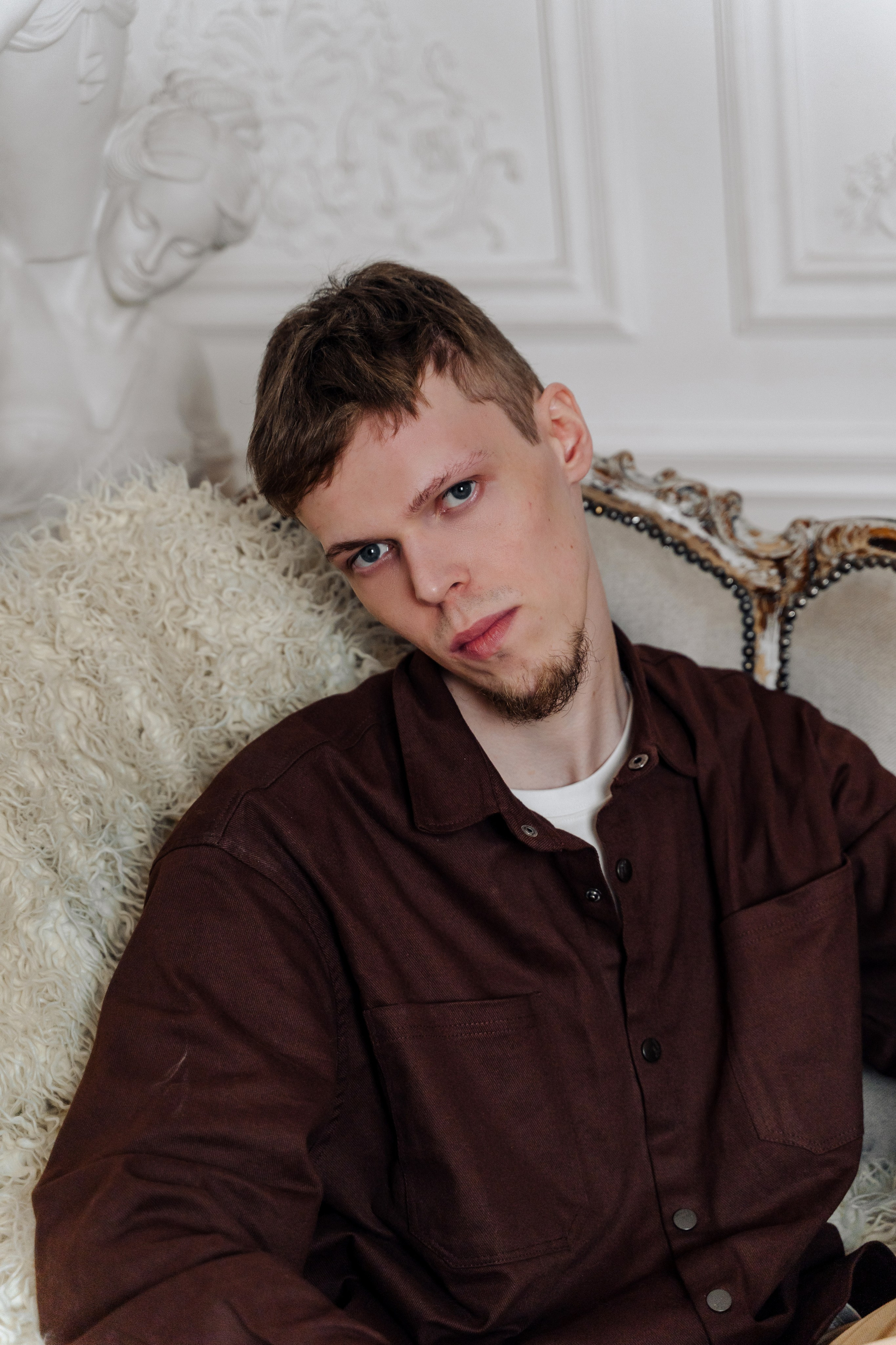 Зимняя фотосессия лавстори с предложением руки и сердца в фотостудии