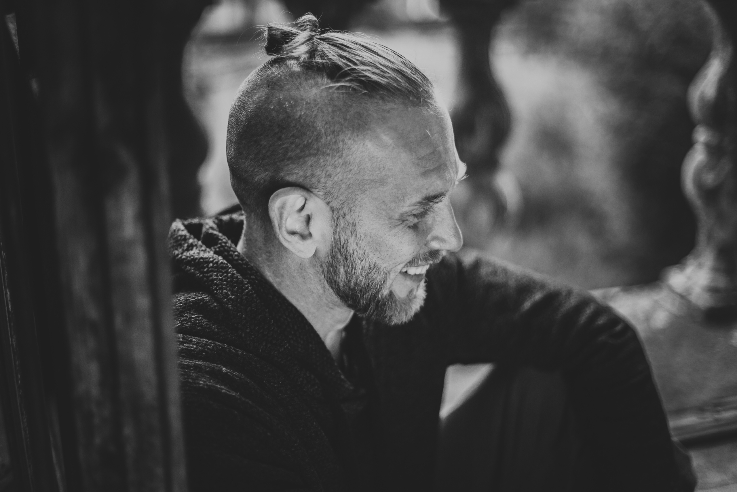 профиль улыбающегося мужчины с короткой стрижкой