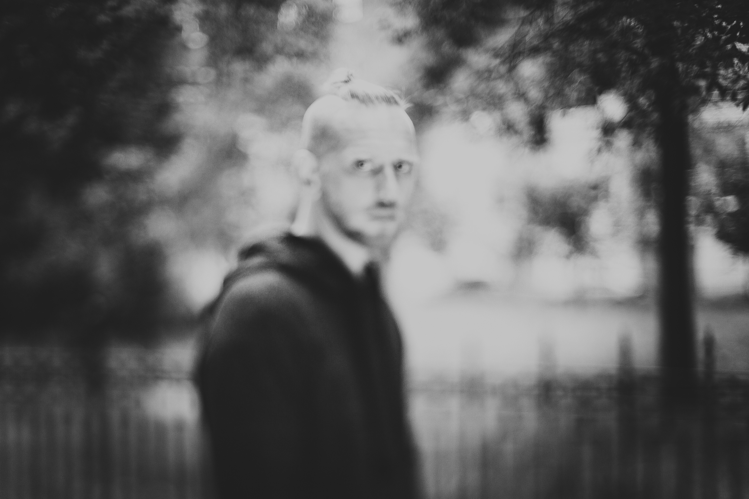 размытый портрет на улице города