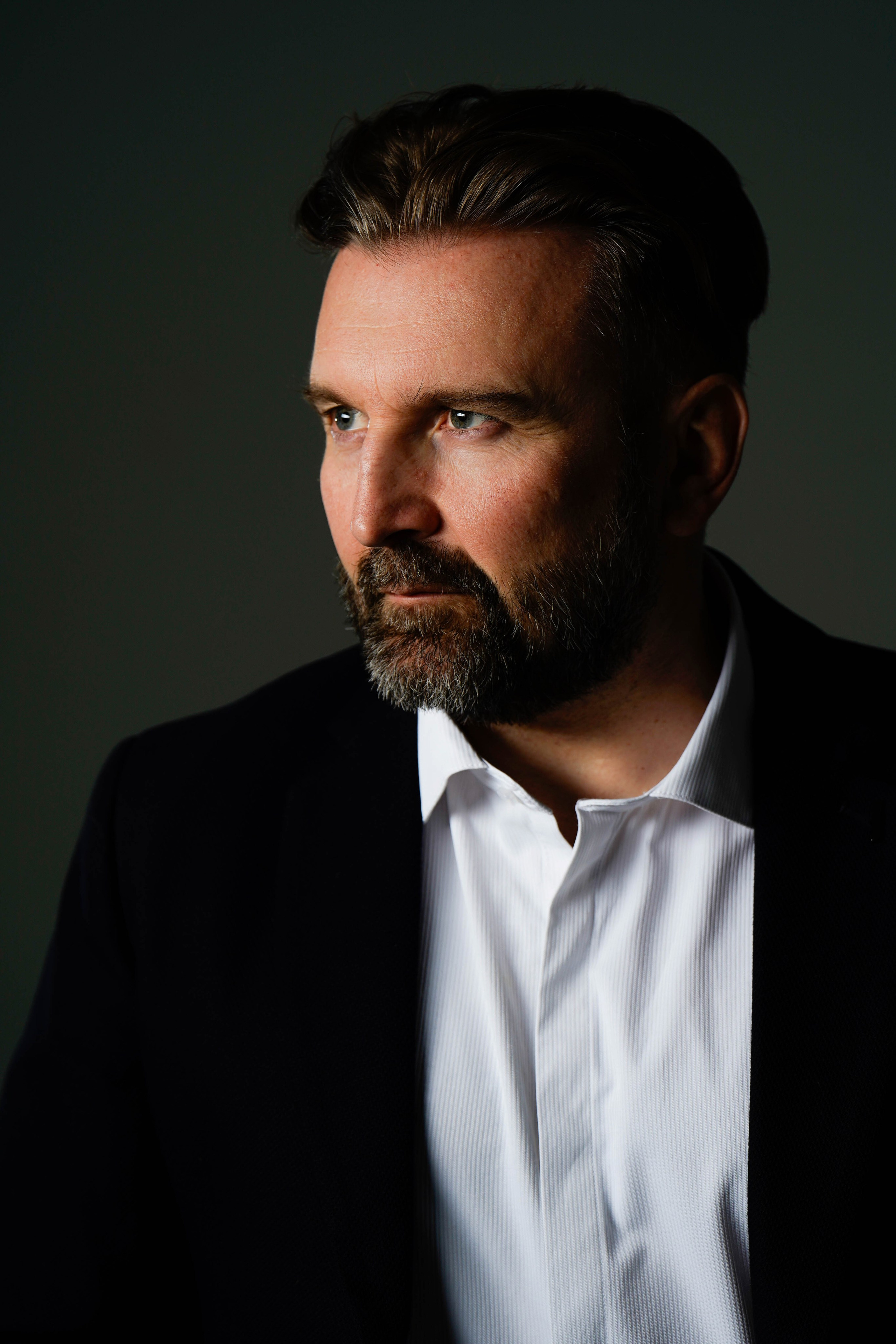 Мужской контрастный портрет. Фотограф Анна Калинцева