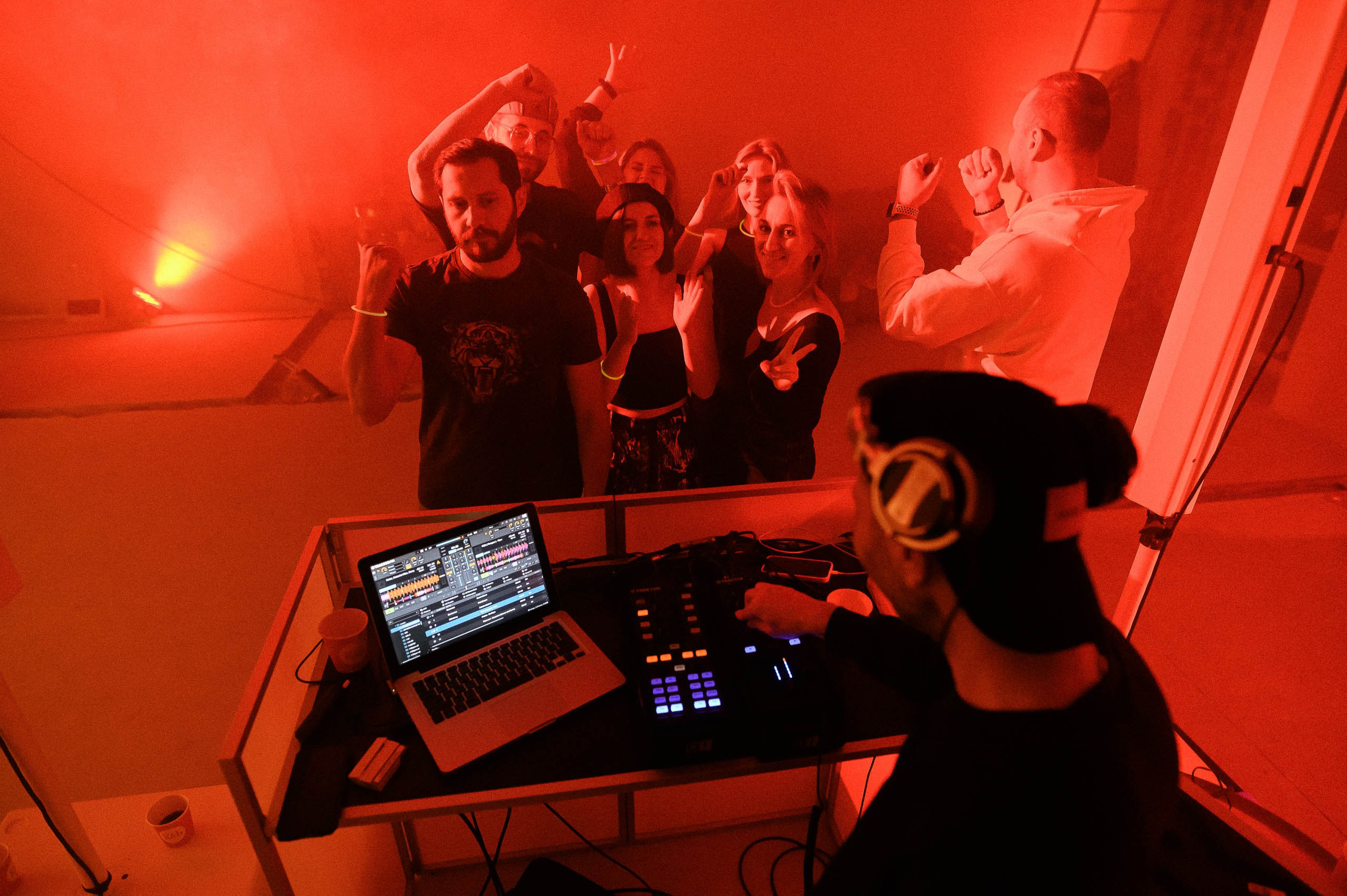 Вечеринка в новостройке. Евгений Нисковских — свадебный и репортажный фотограф в Тюмени