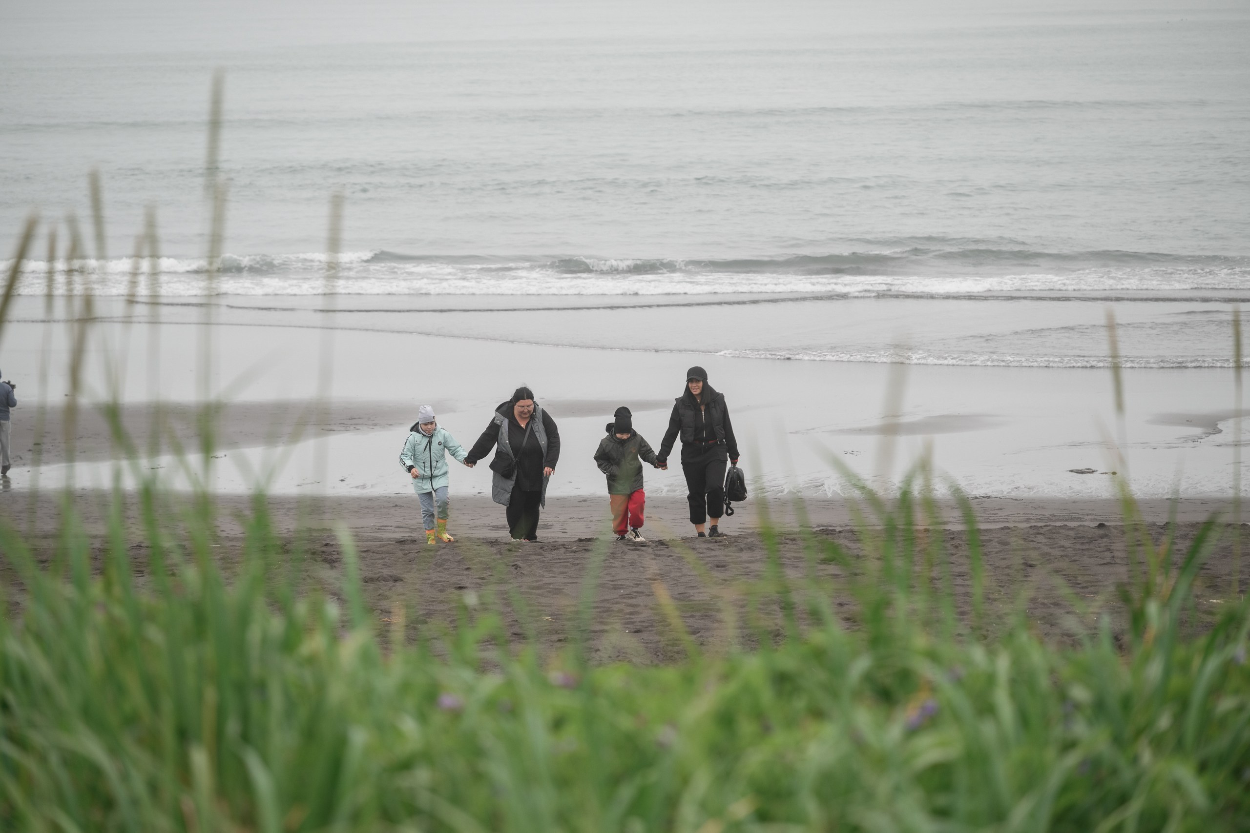 Фотосъемка Марафона добра в Петропавловске-Камчатском, Яркие моменты благотворительного забега на фоне камчатских пейзажей, Эмоциональные кадры участников Марафона добра в Петропавловске-Камчатском, Фотографии волонтеров и благотворителей на берегу Тихого океана, Профессиональная съемка добрых дел в Петропавловске-Камчатском