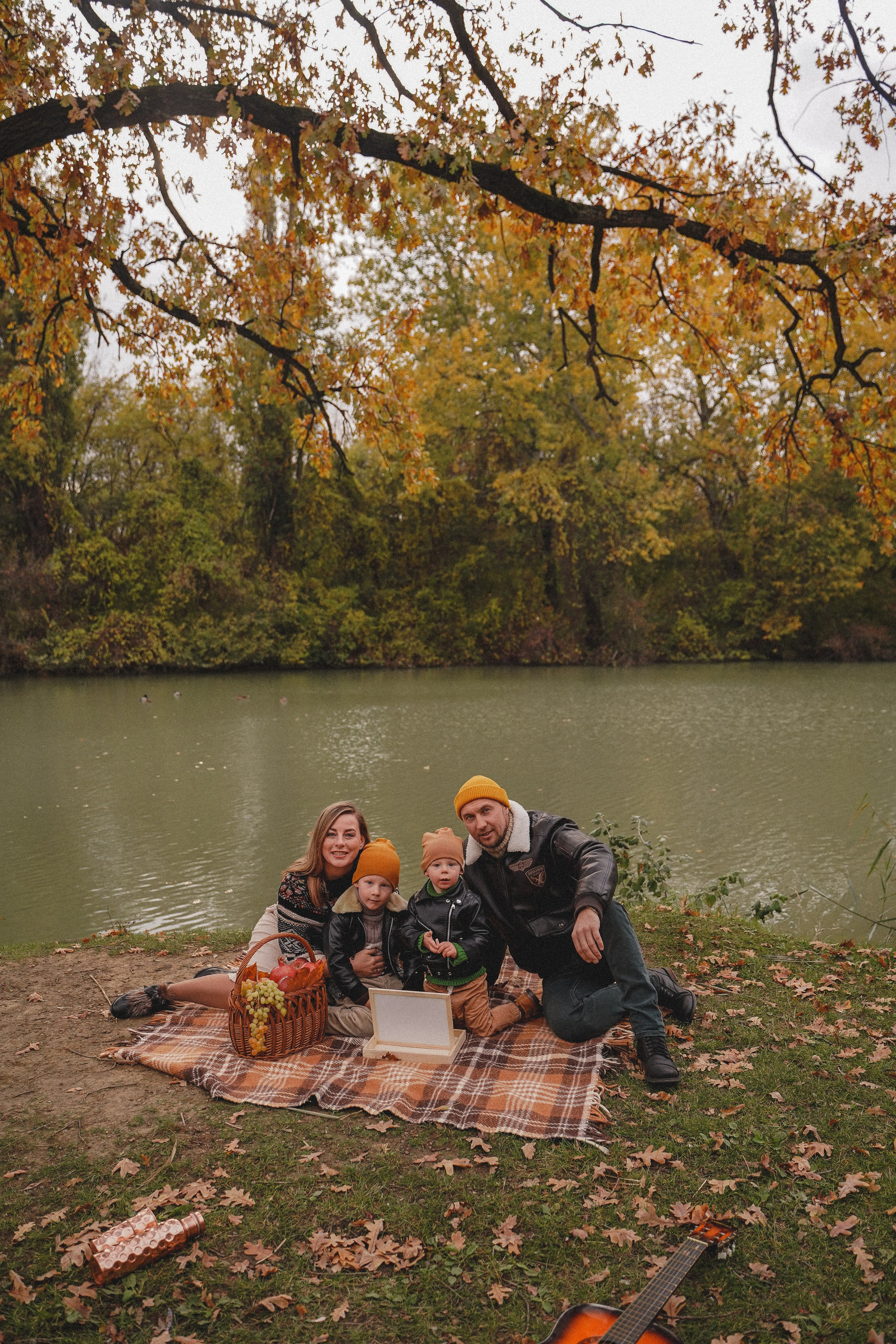 Семейная осенняя фотосессия у реки. Семейный и женский фотограф в Краснодаре Анастасия Приймак