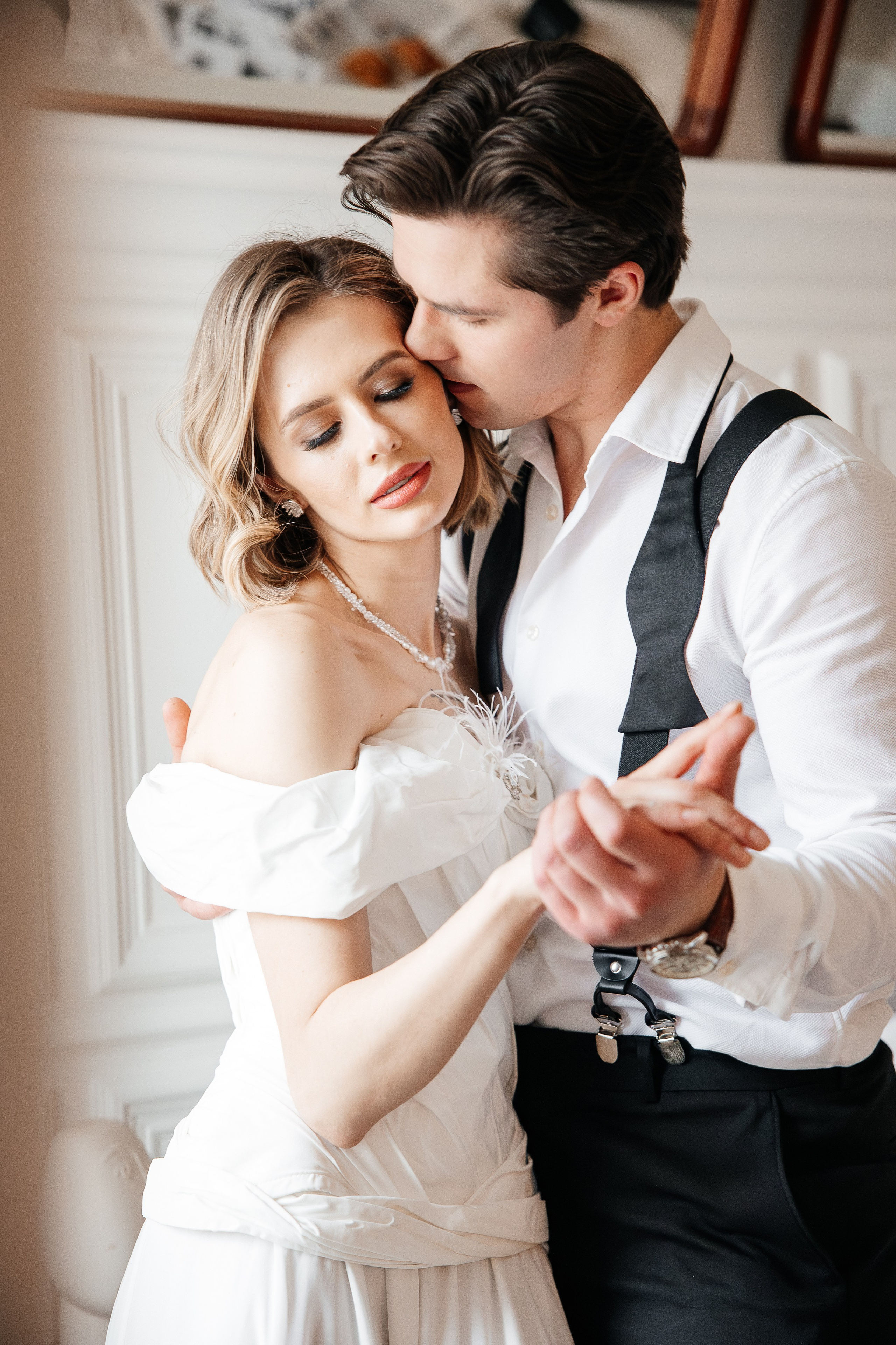 Утро жениха и невесты в отеле. Свадебный и семейный фотограф в Москве Красинская Мария