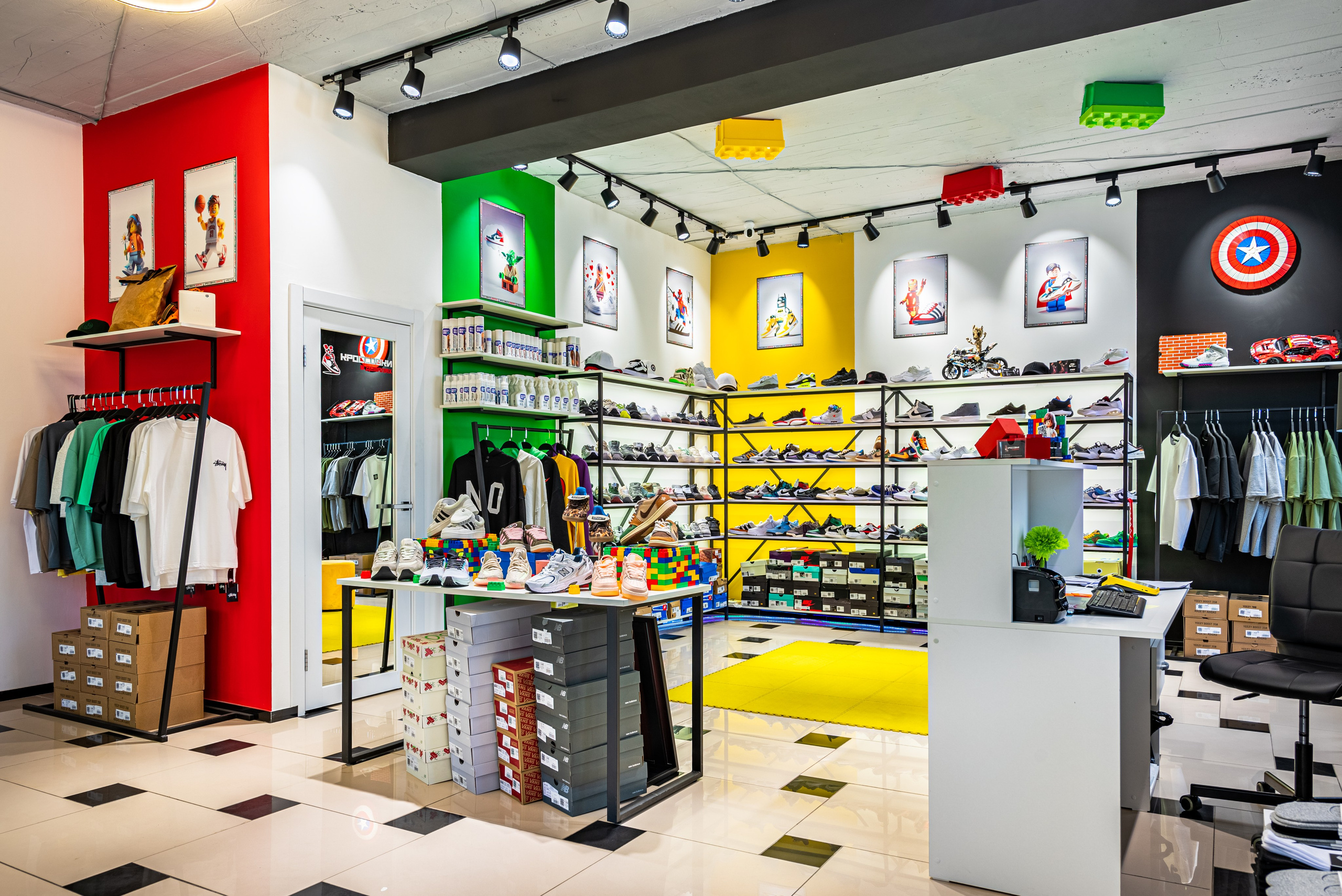 Интерьер. Магазин кроссовок. Предметный фотограф, фото для маркетплейсов Пятигорск, КМВ