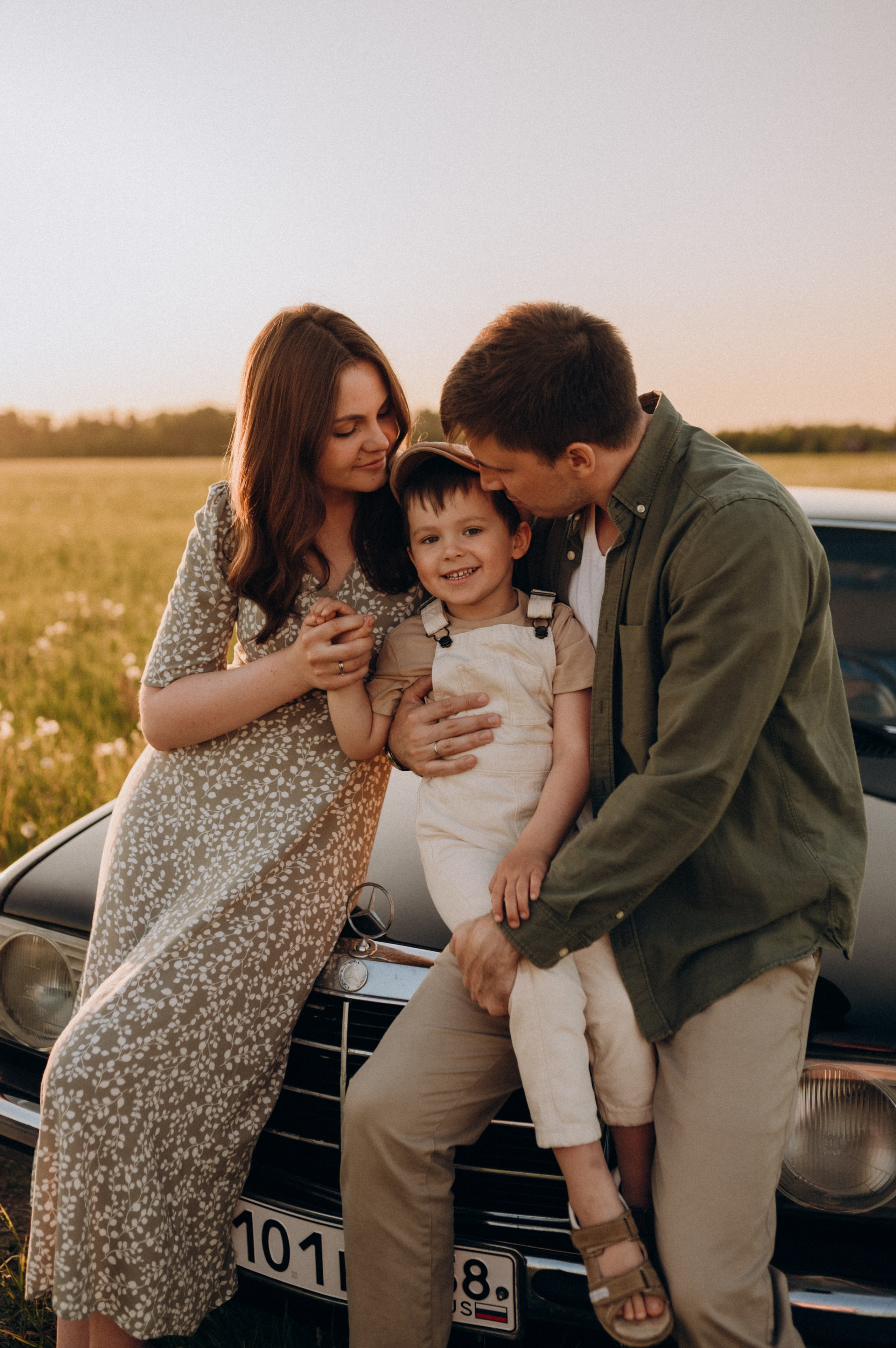 С машиной. Семейный фотограф Нагорнова Виктория