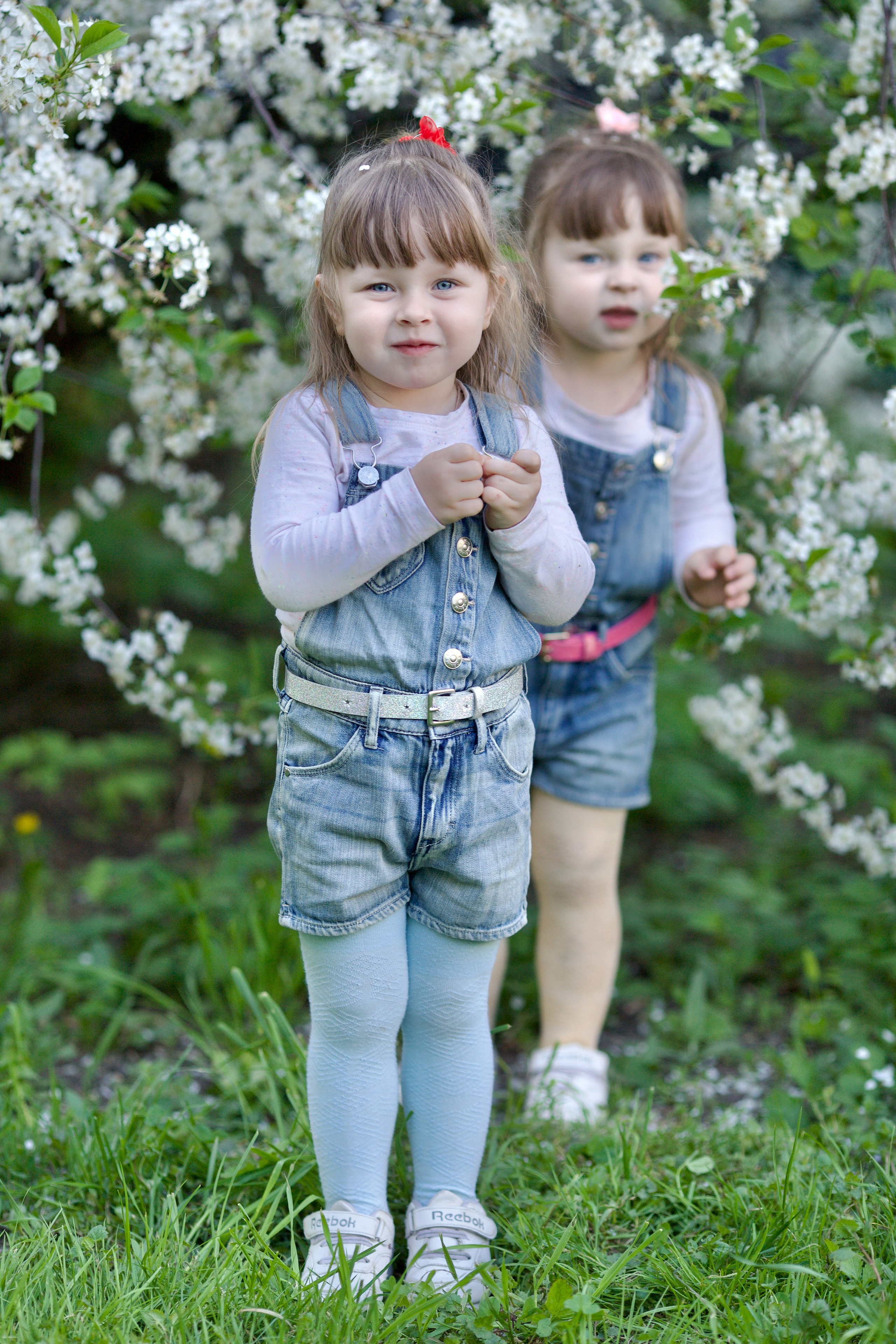 Фотосессия близняшек весной. Школьные выпускные альбомы в Москве Марина Николаева