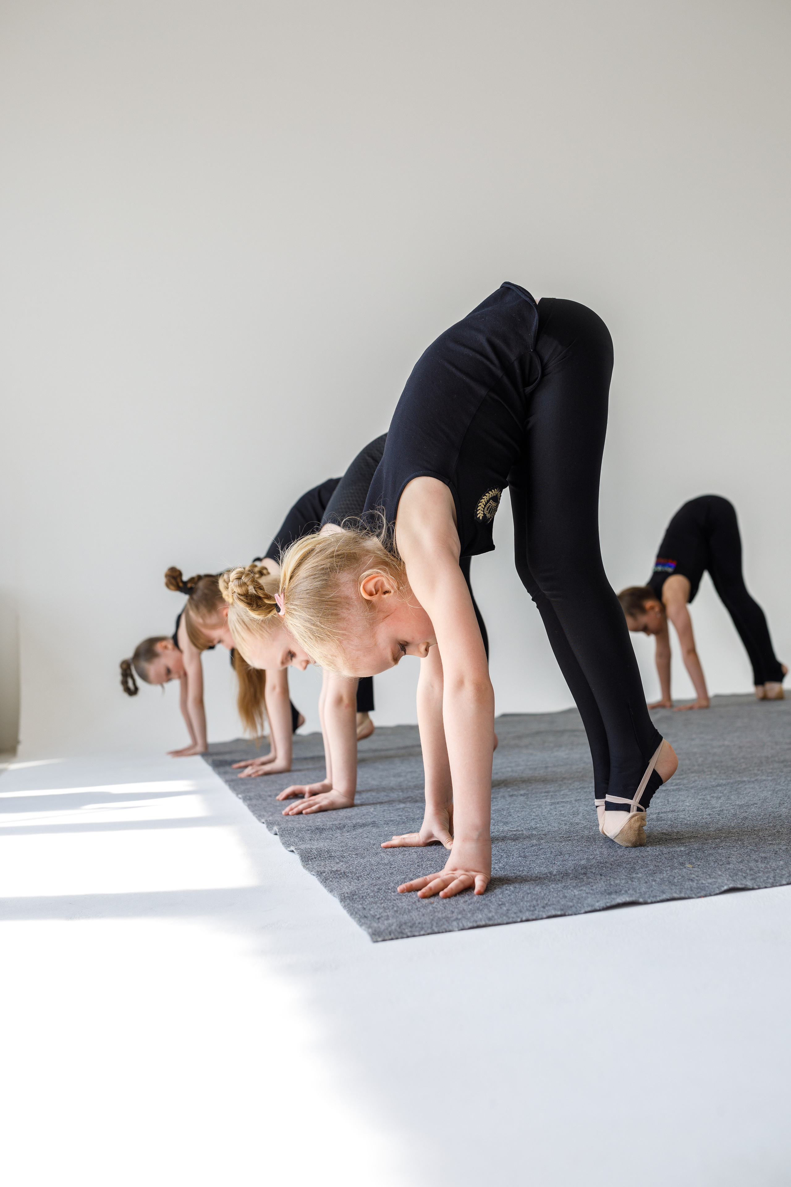 Спортивная групповая фотосессия для клуба гимнастики Victoria. Спортивный и детский фотограф в Москве, Калининграде