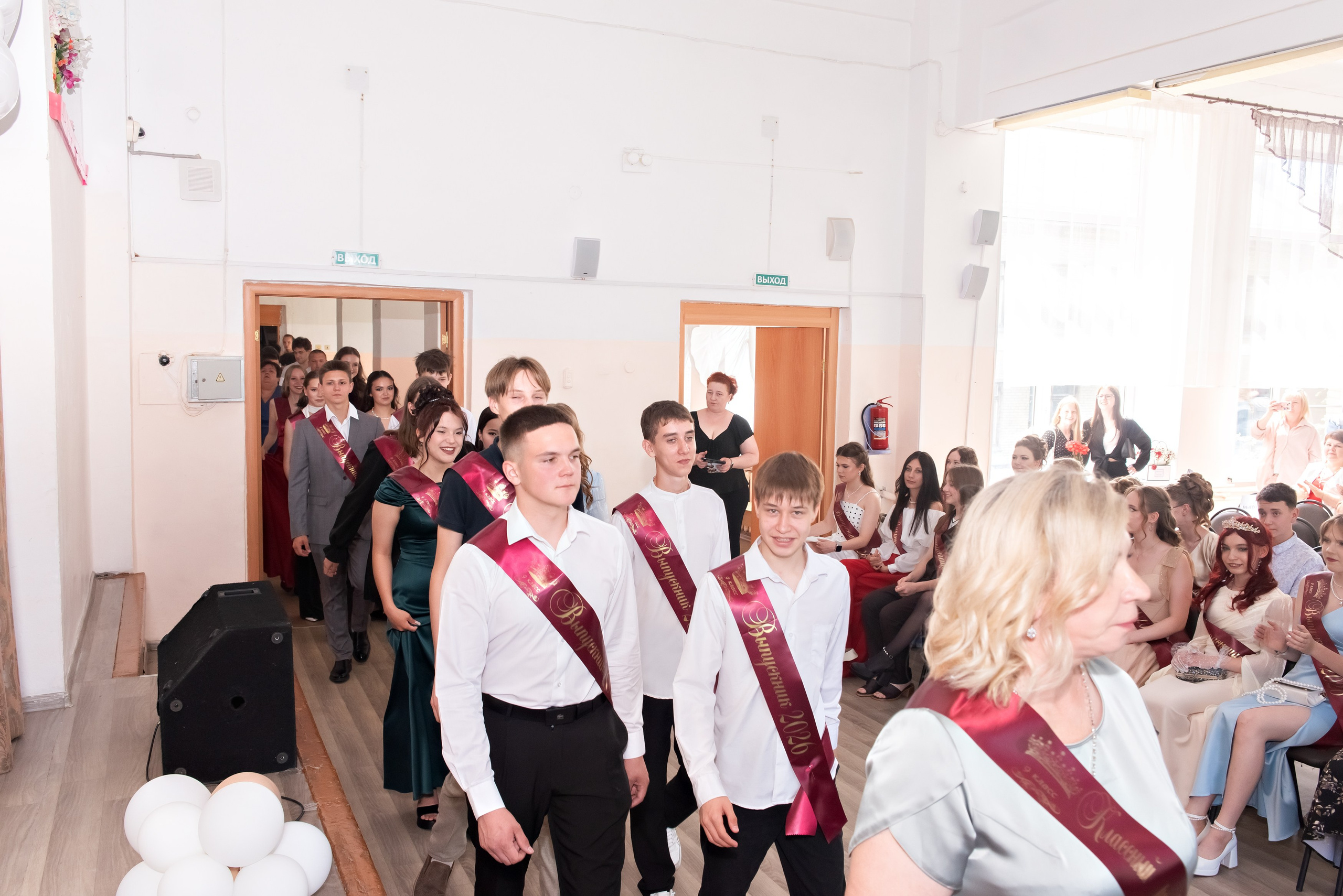 Выпускной школы № 3 вручение аттестатов в актовом зале. Свадебный и семейный фотограф в Кыштыме Челябинске Марина Шигапова