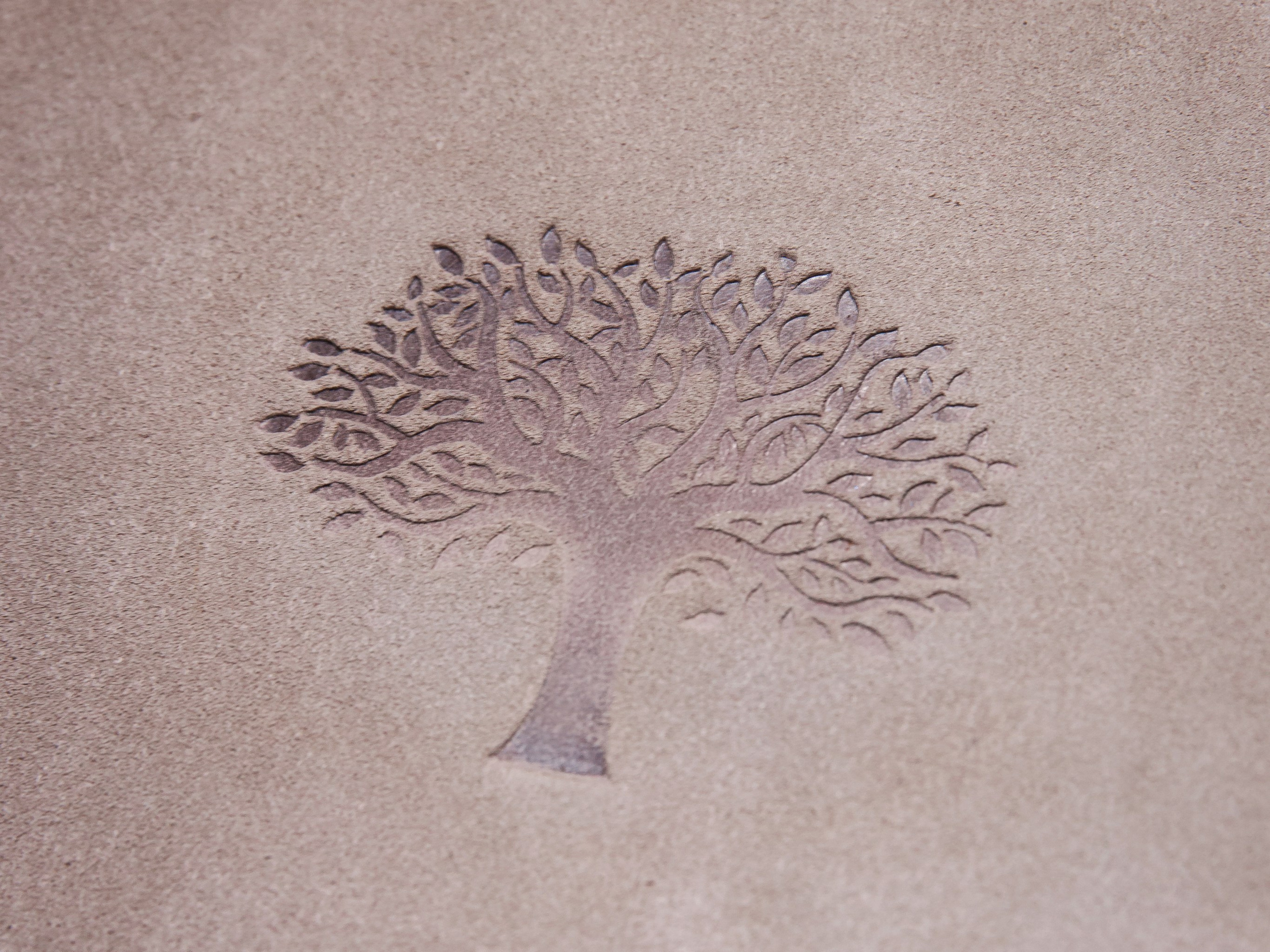 Глубокое тиснение Дерево жизни на замшевой обложке книги, детали ручной работы Skorikbooks.