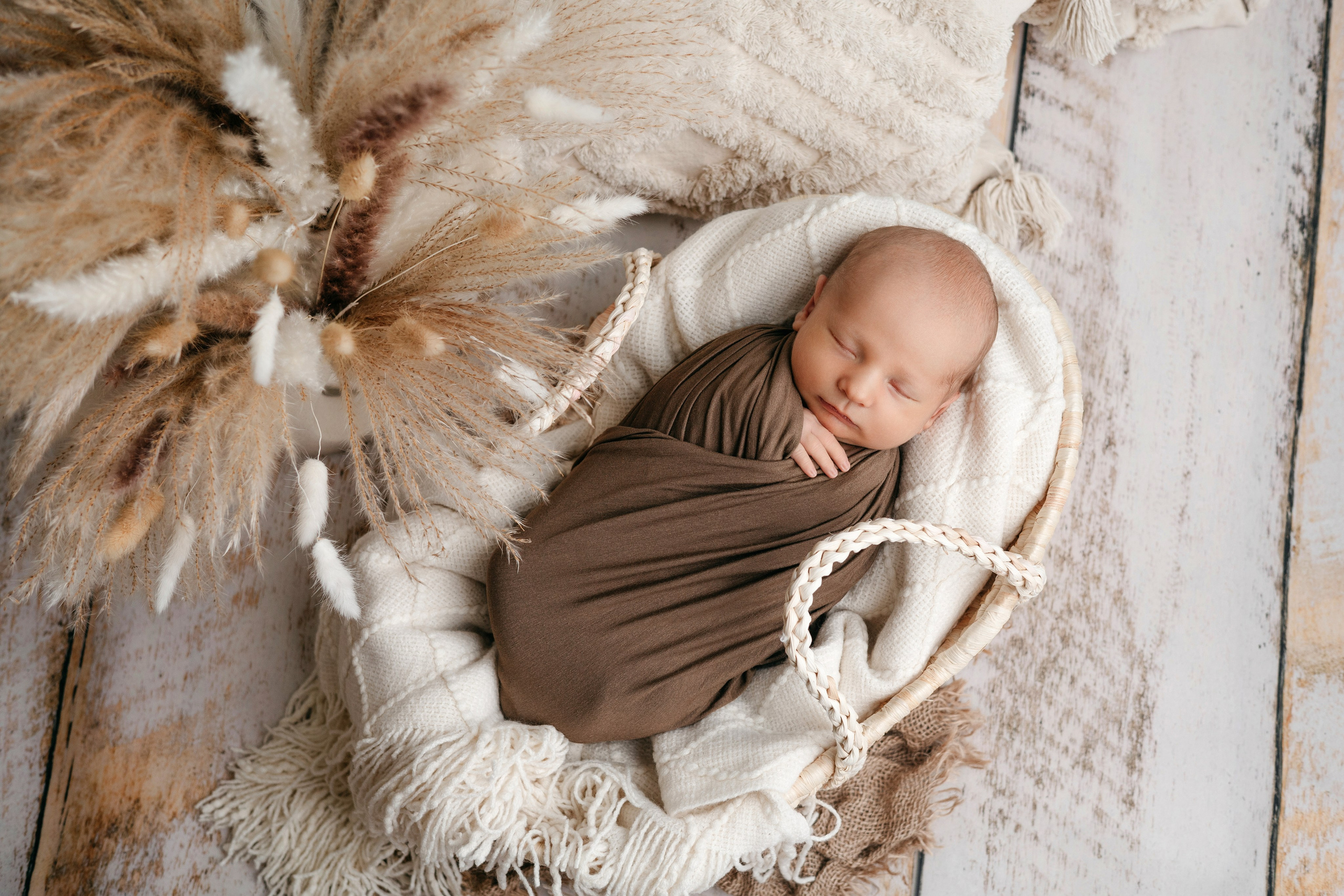 Новорожденный в замотке 