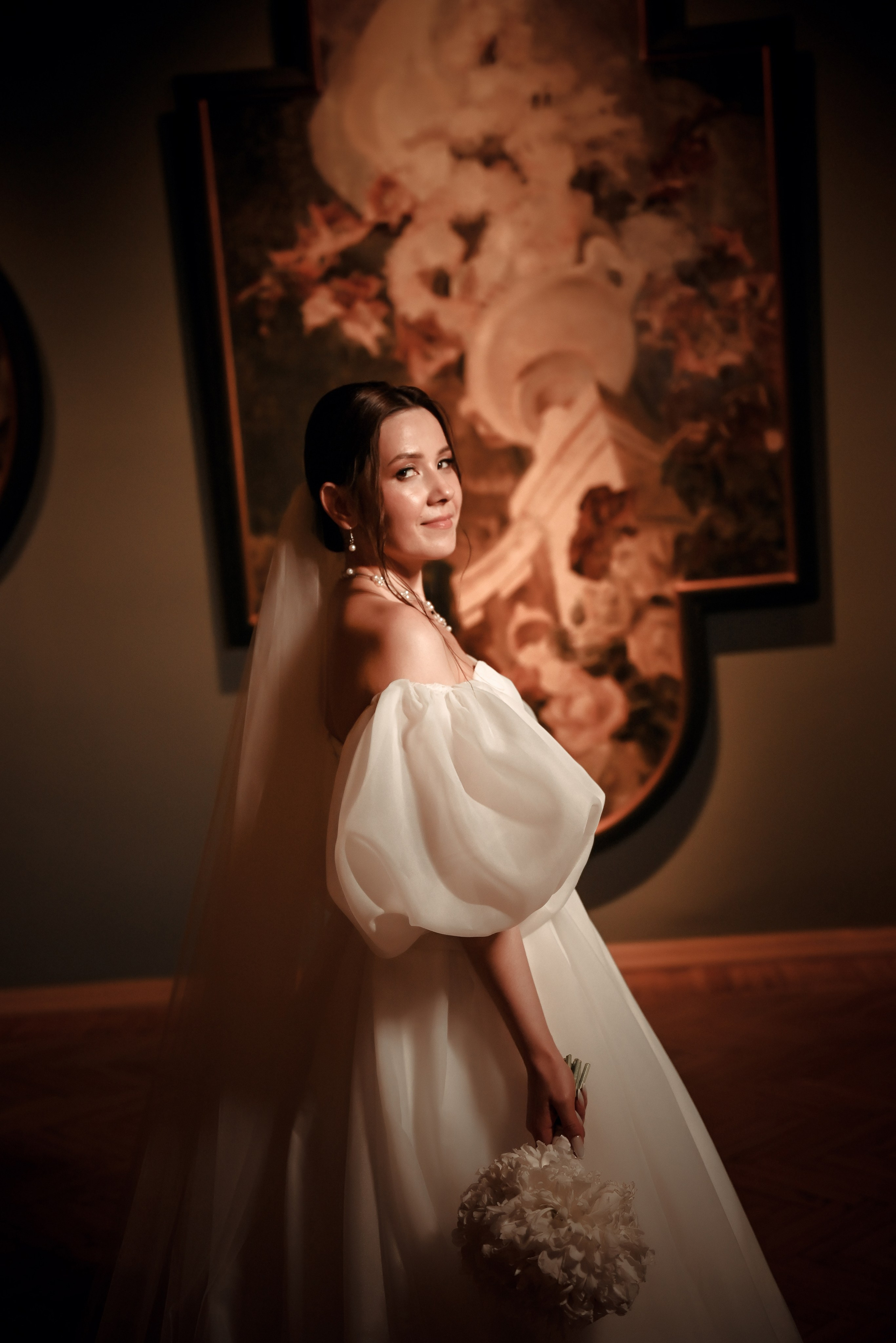 Небольшая свадебная серия в музее и прогулкой под дождем Эльмиры и Ризата. Свадебный, семейный, детский, контент фотограф в Омске Максим Ильин