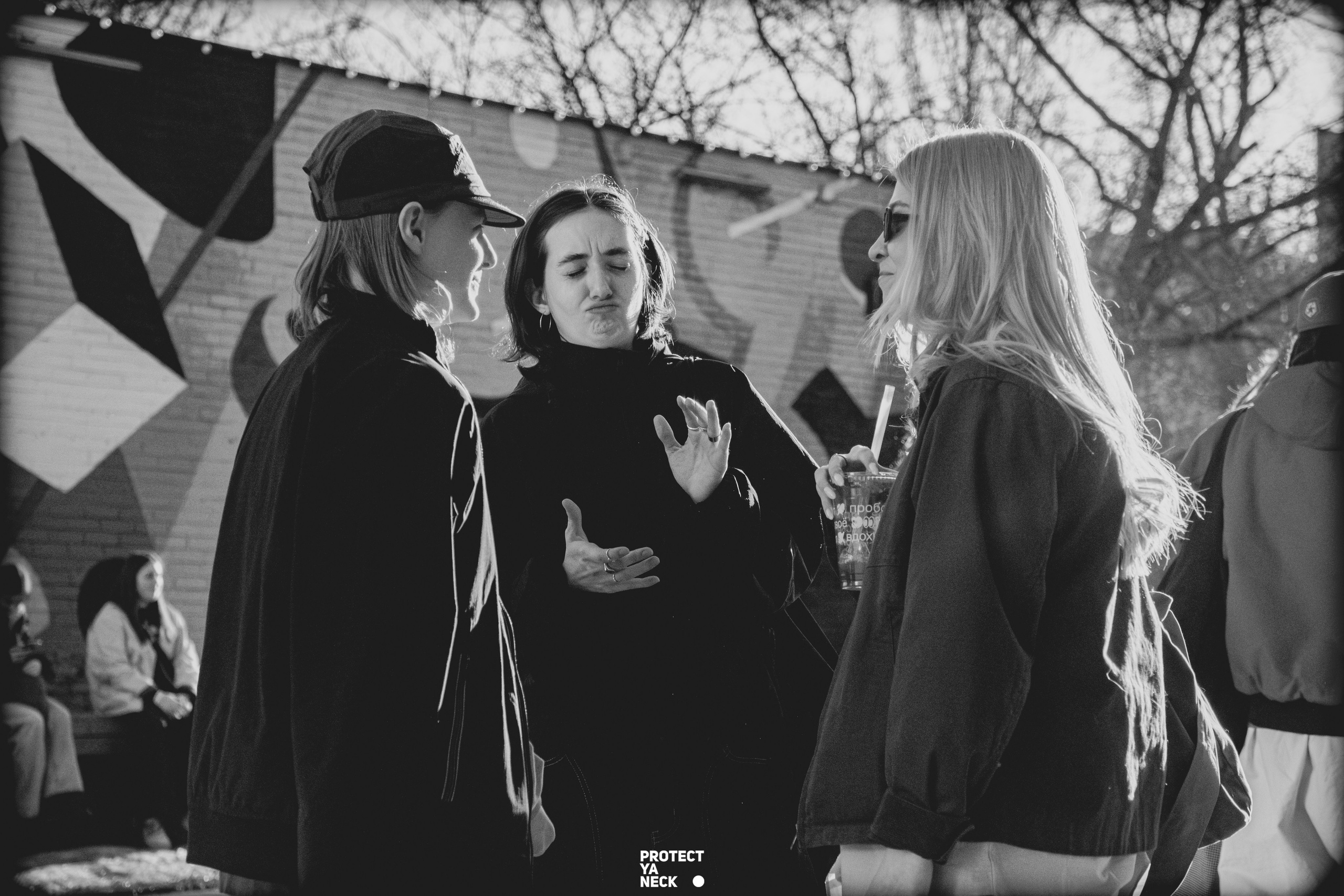 PROTECT YA NECK 22/03 (@youlovebu). Соня бу тебя сфоткала