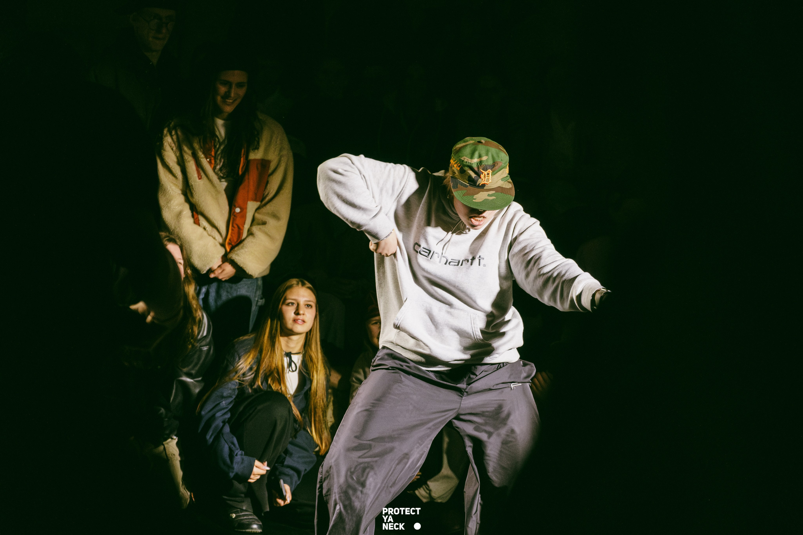 PROTECT YA NECK 22/03 (@youlovebu). Соня бу тебя сфоткала