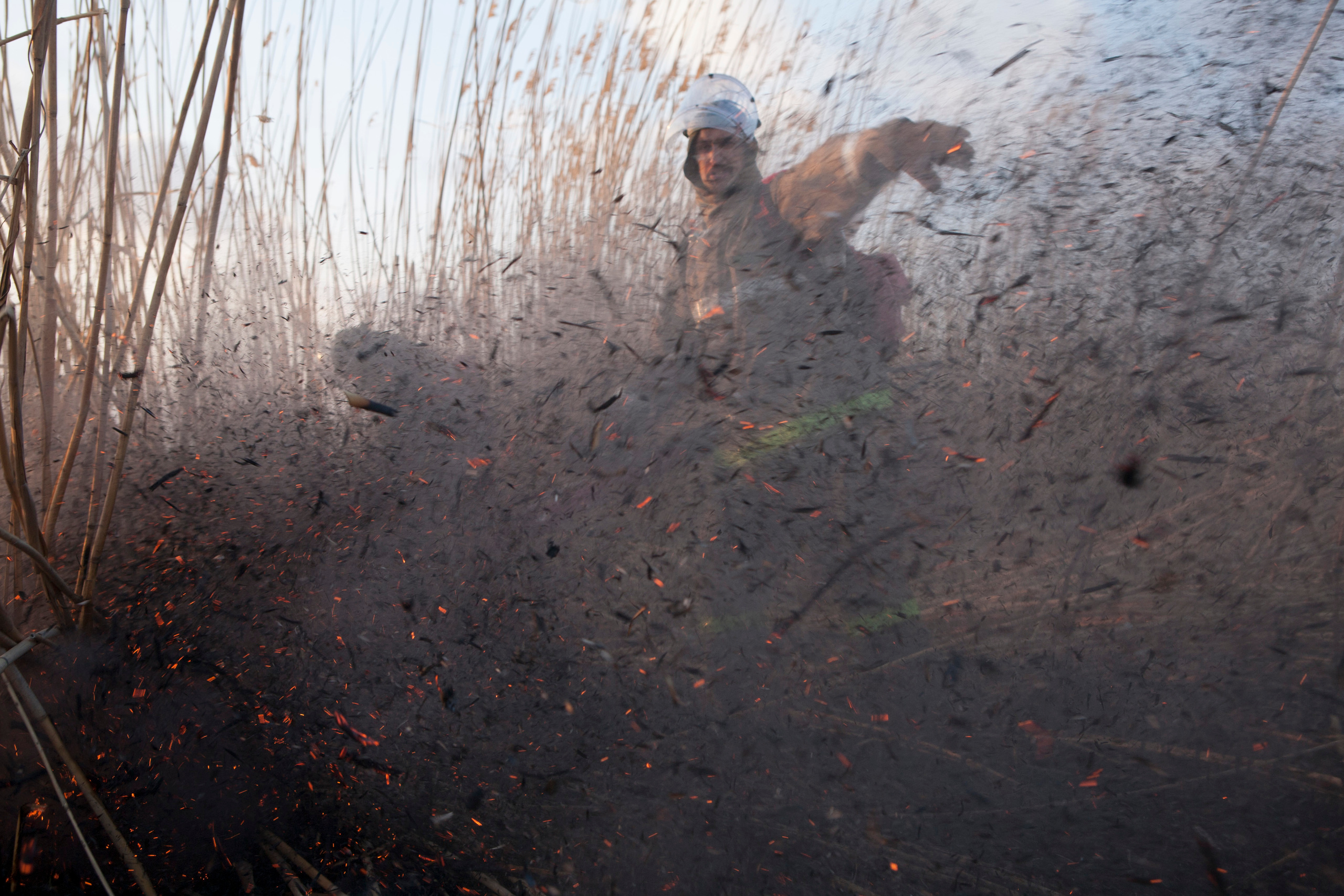 Пожары. Работа добровольцев. Фотограф Анна Барне