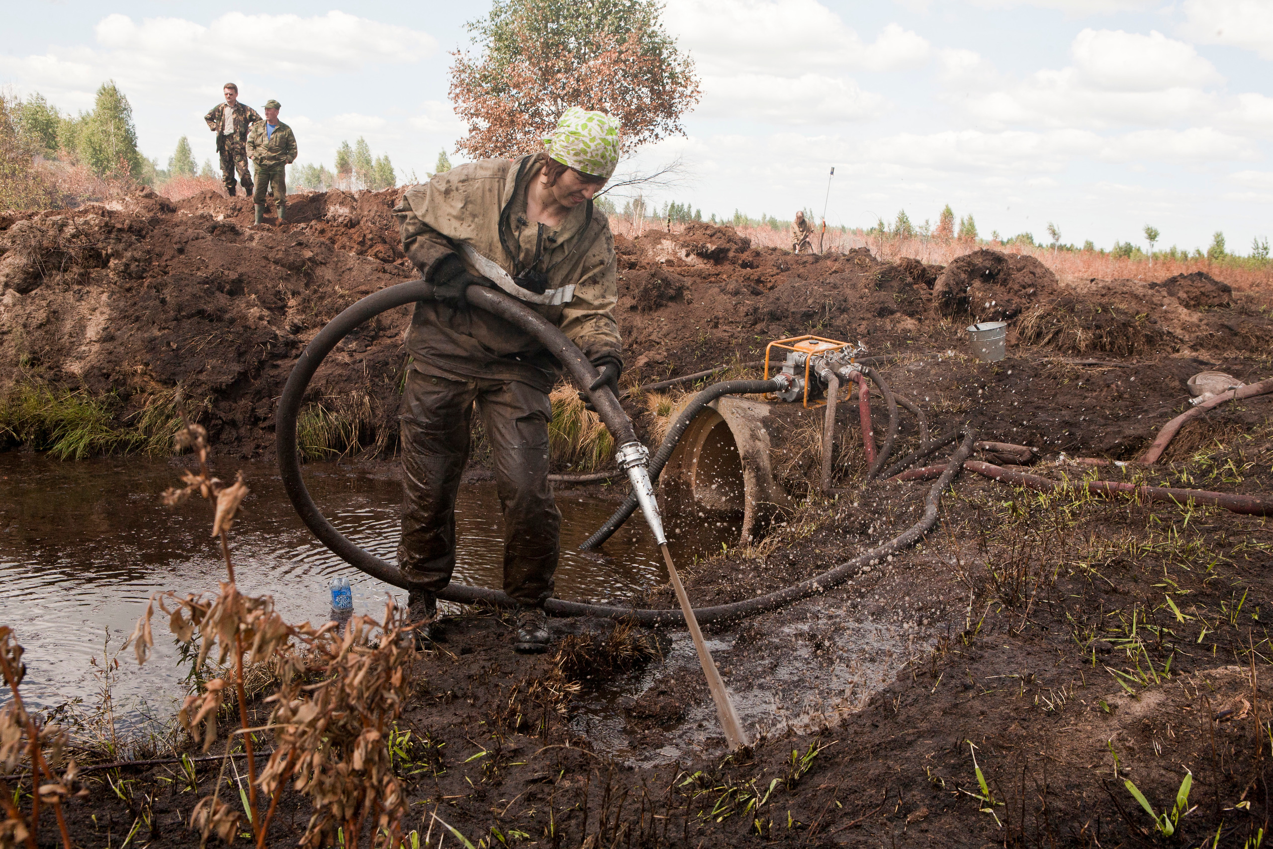 Пожары. Работа добровольцев. Фотограф Анна Барне