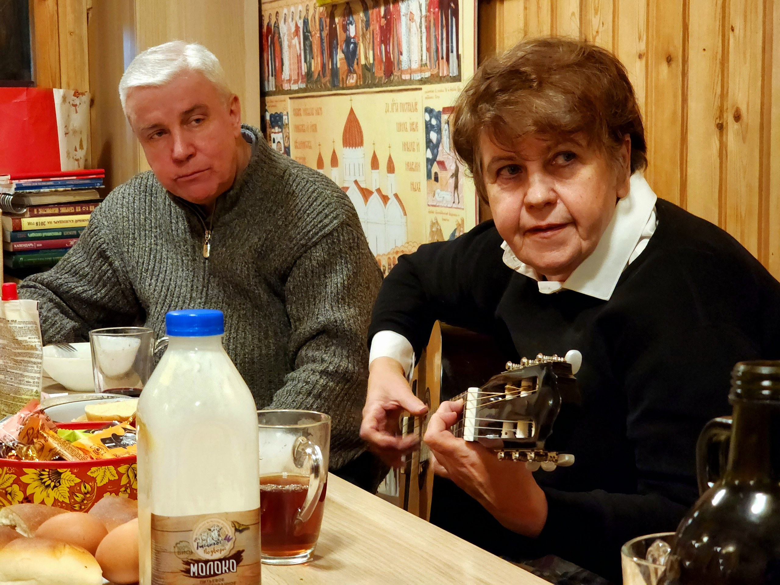 Женщина играет на гитаре 