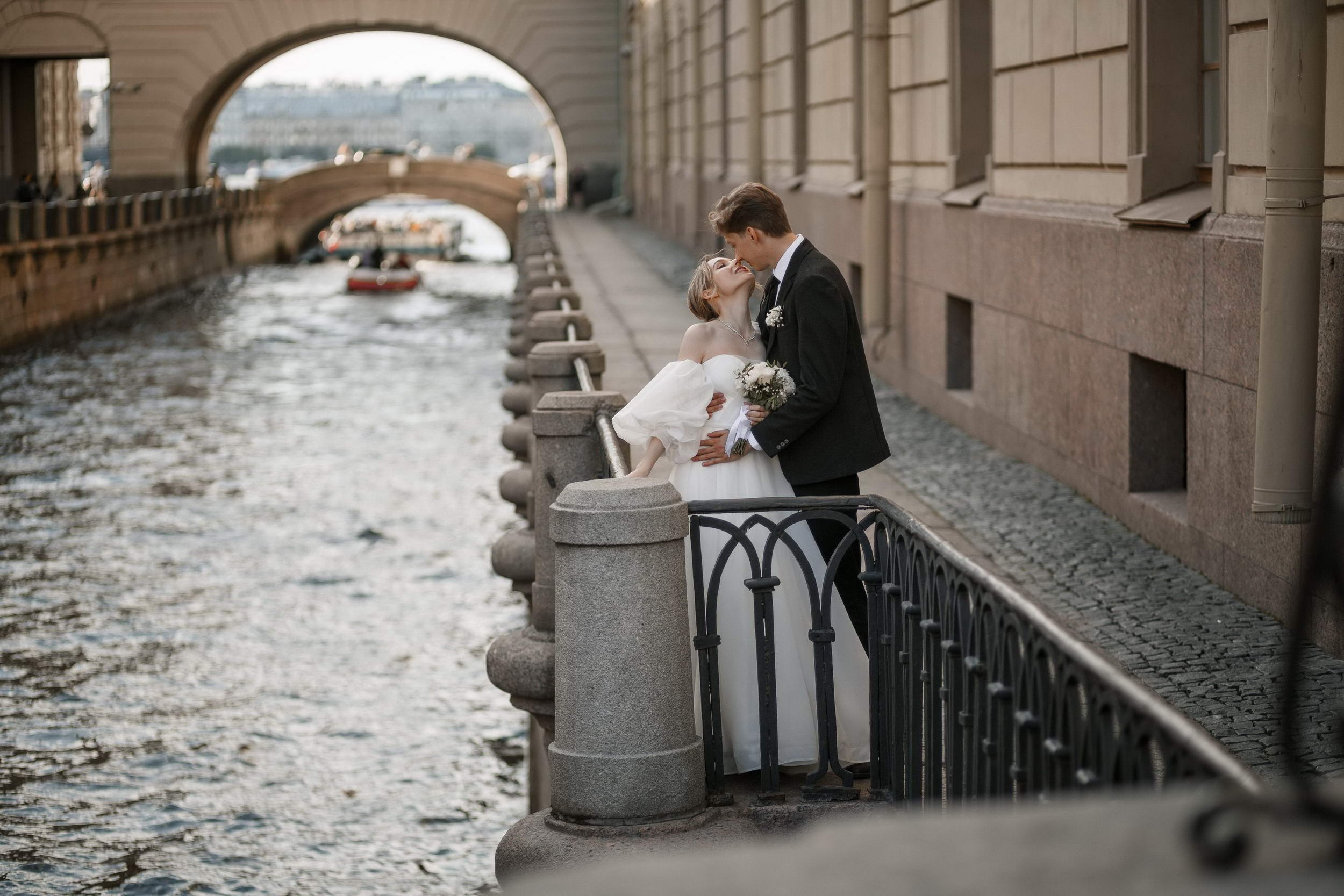 Красивая пара молодожёнов. Свадебный фотограф Игорь Брундасов 8PHOTO на свадьбу венчание загс СПб