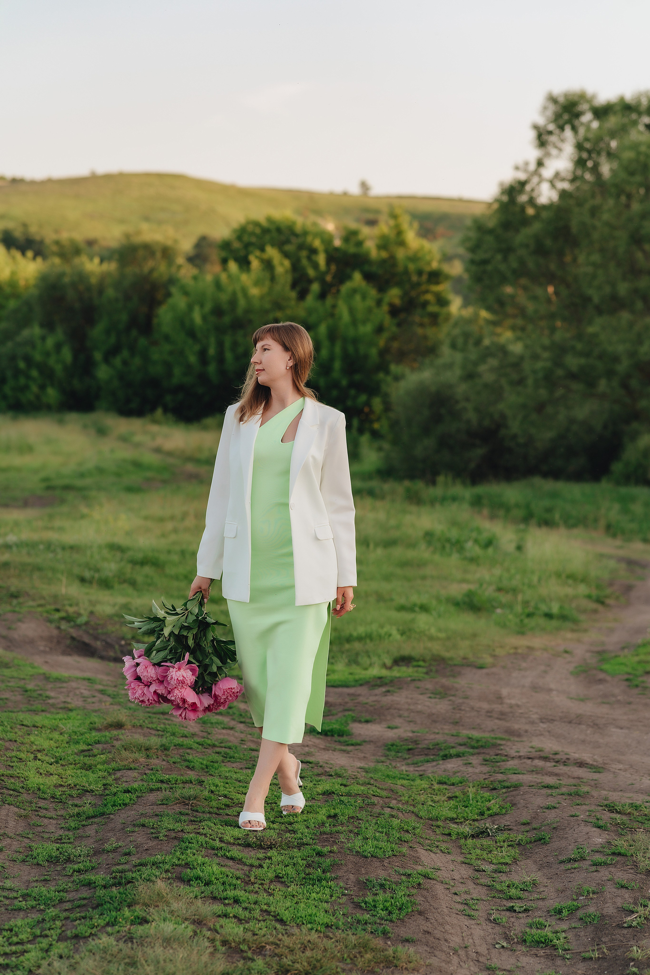 Анастасия | Съемка на закате с букетом пионов. Фотограф Карина Шмулёва. Воронеж и область