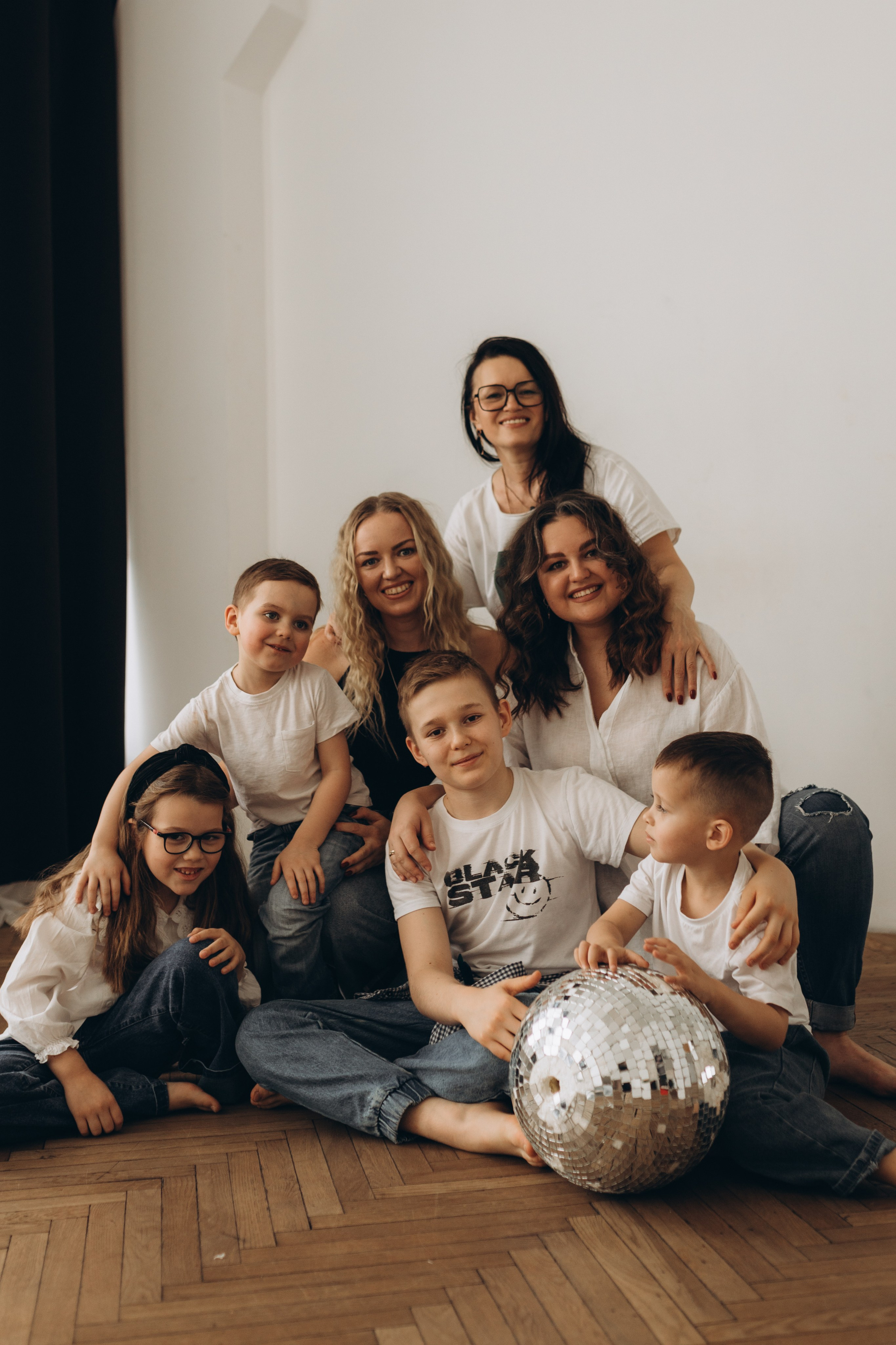 Большая семья в студии. Семейный фотограф в Москве Жукова Анна