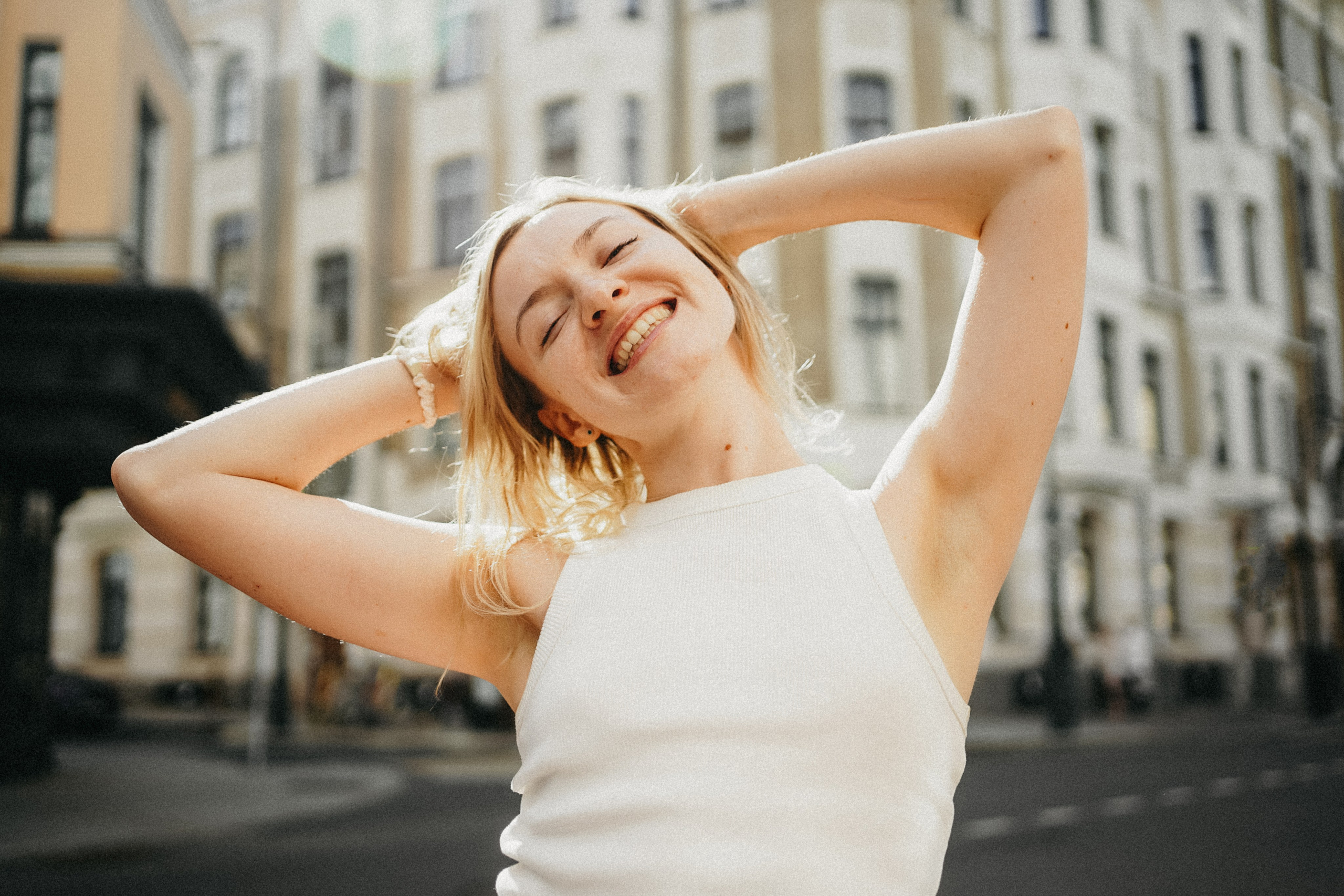 Девушка по городу шагает босиком. Фотограф Наталья Колганова