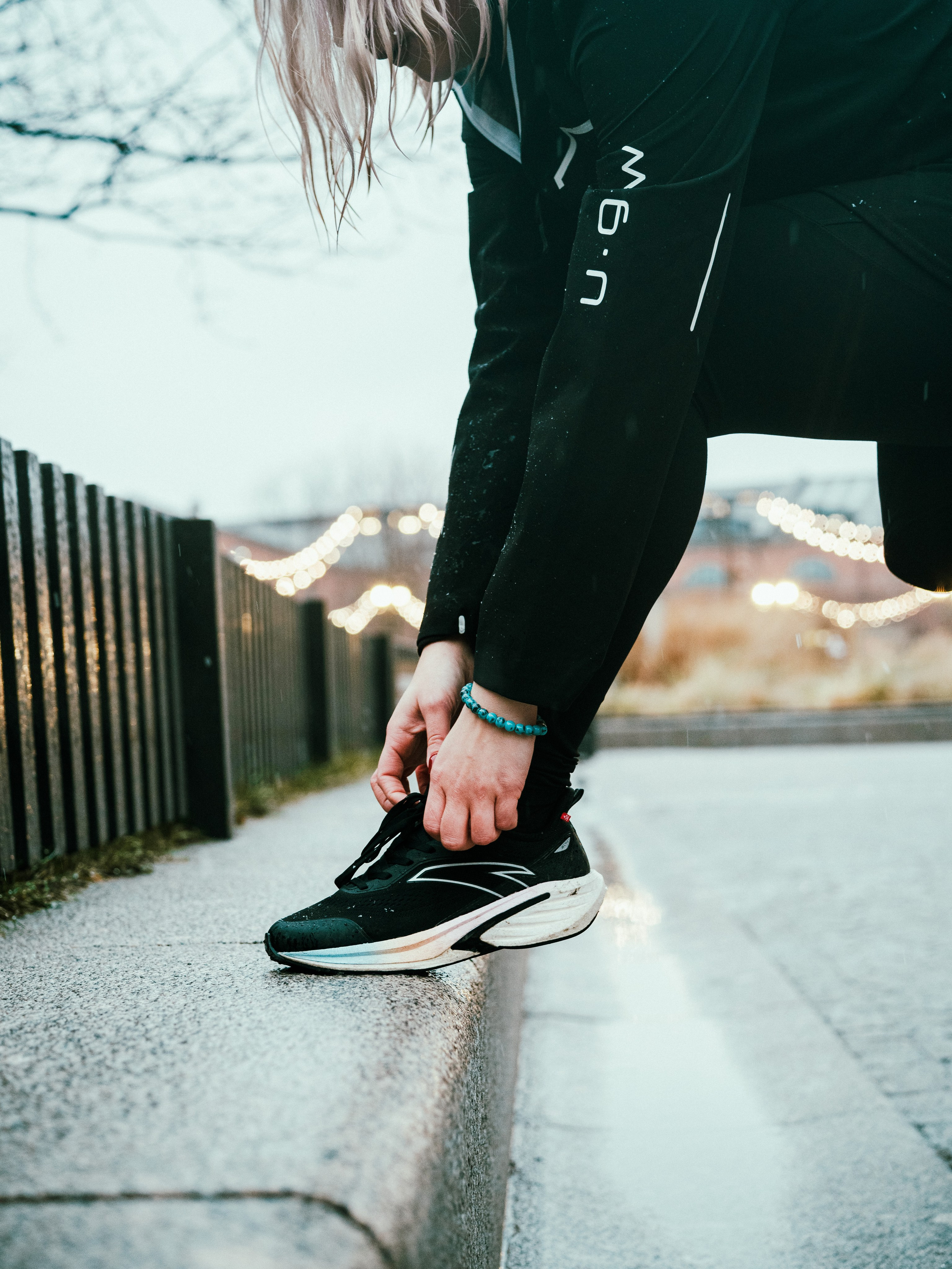 Social Run Community x Anta. Зимняя городская новогодняя фотосессия спортивной одежды от бегового клуба social run community. Портретный и репортажный фотограф в Санкт-Петербурге Смоляков Максим