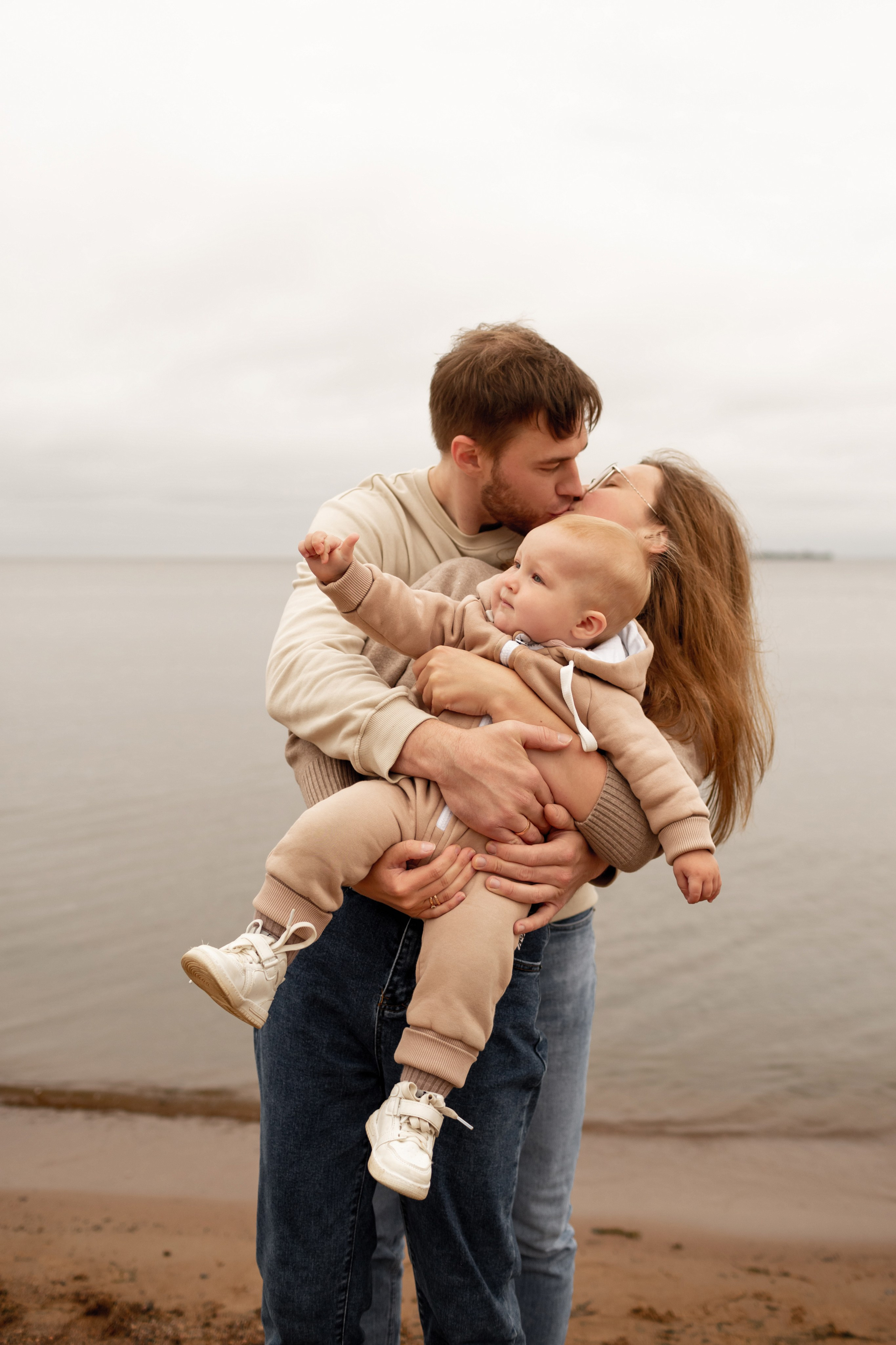 Семейная фотопрогулка на пляже. Свадебный фотограф Кирилл Белый