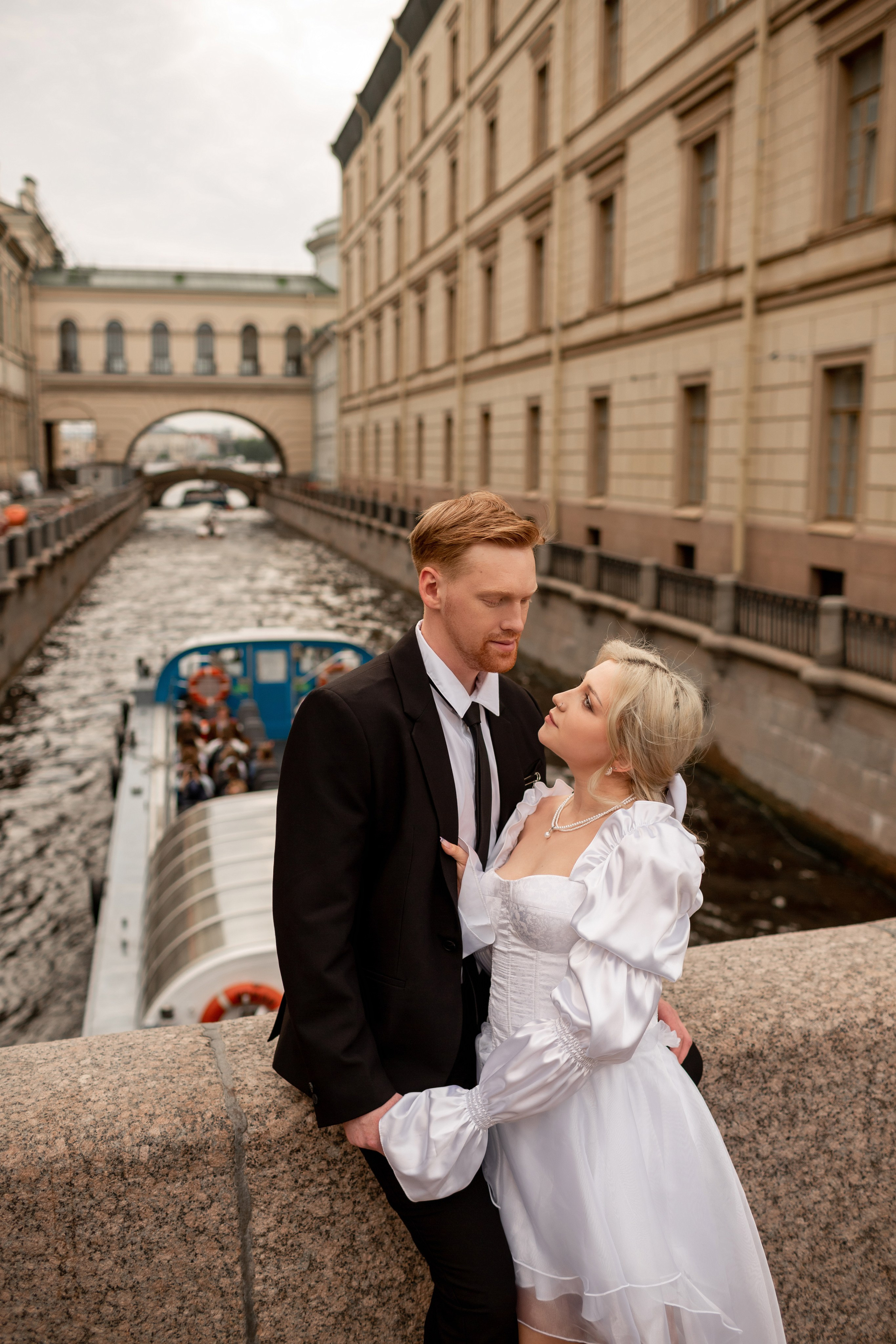Свадебная фотопрогулка по улицам Петербурга. Свадебный фотограф Кирилл Белый