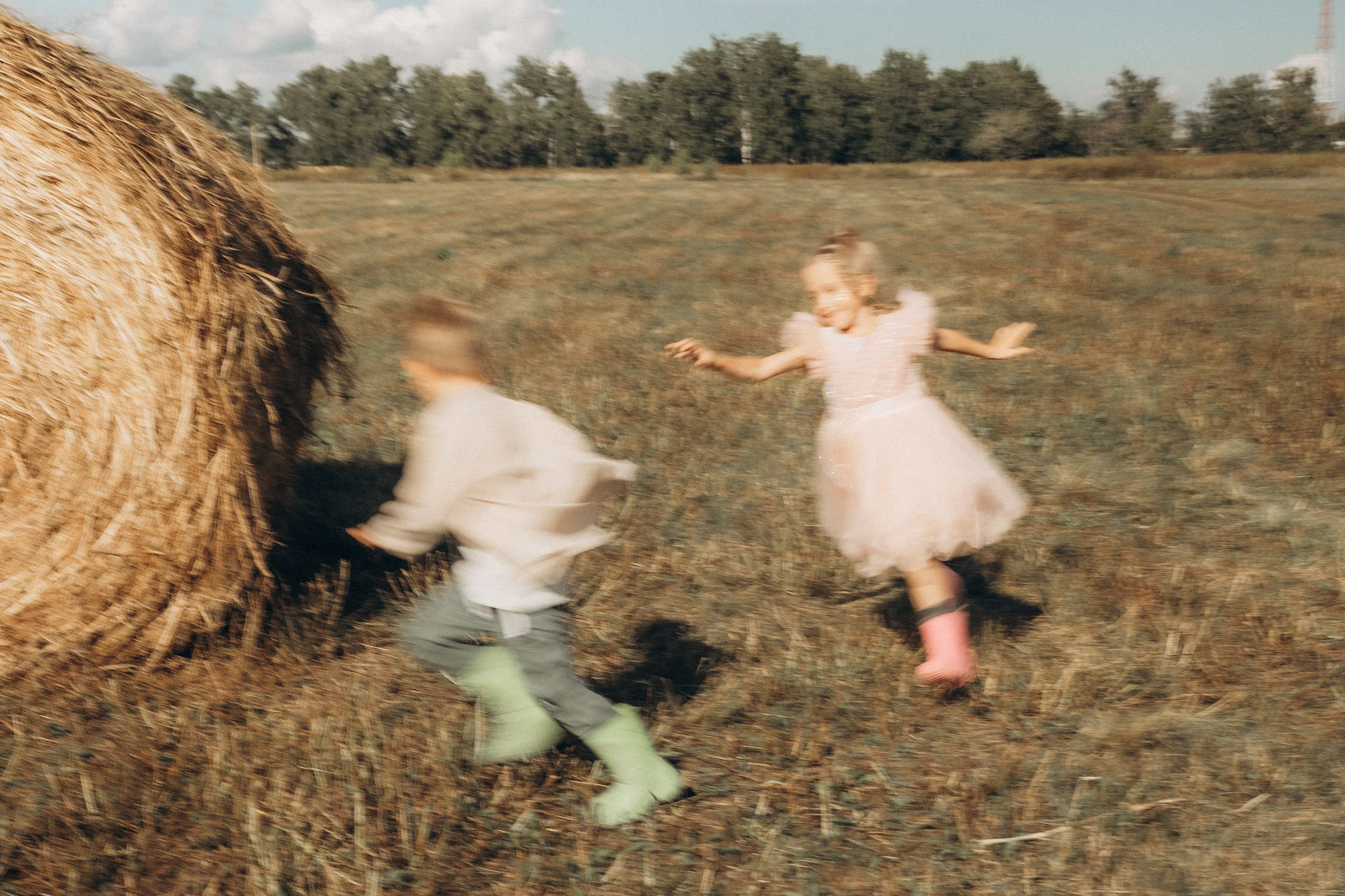 Вика и Миша на сене. Семейный фотограф lifestyle в Новосибирске Елена Шпилевая